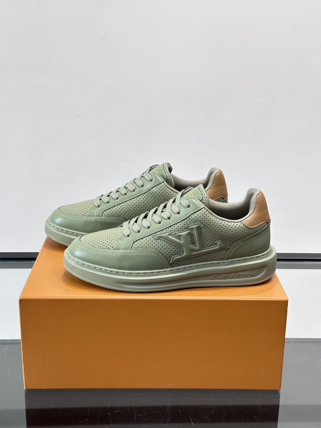 LV Beverly男士休闲鞋，经典Monogram老花压纹，质感细腻又高级；。厚底设计悄悄增高约4cm