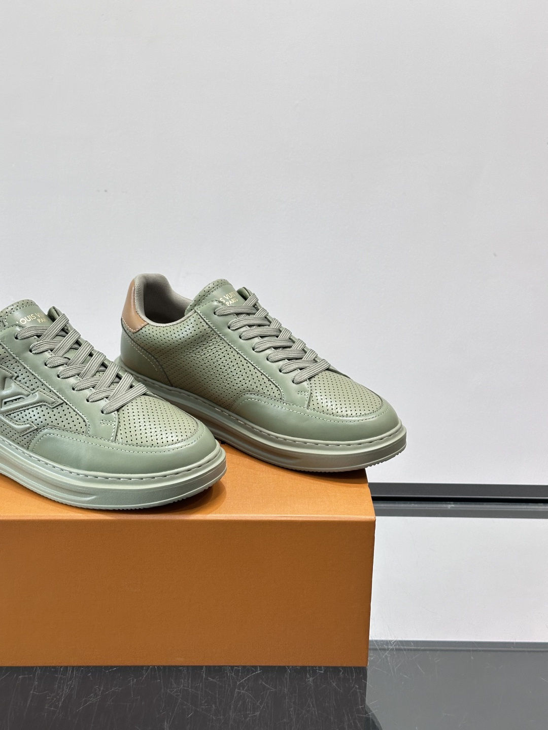 LV Beverly男士休闲鞋，经典Monogram老花压纹，质感细腻又高级；。厚底设计悄悄增高约4cm