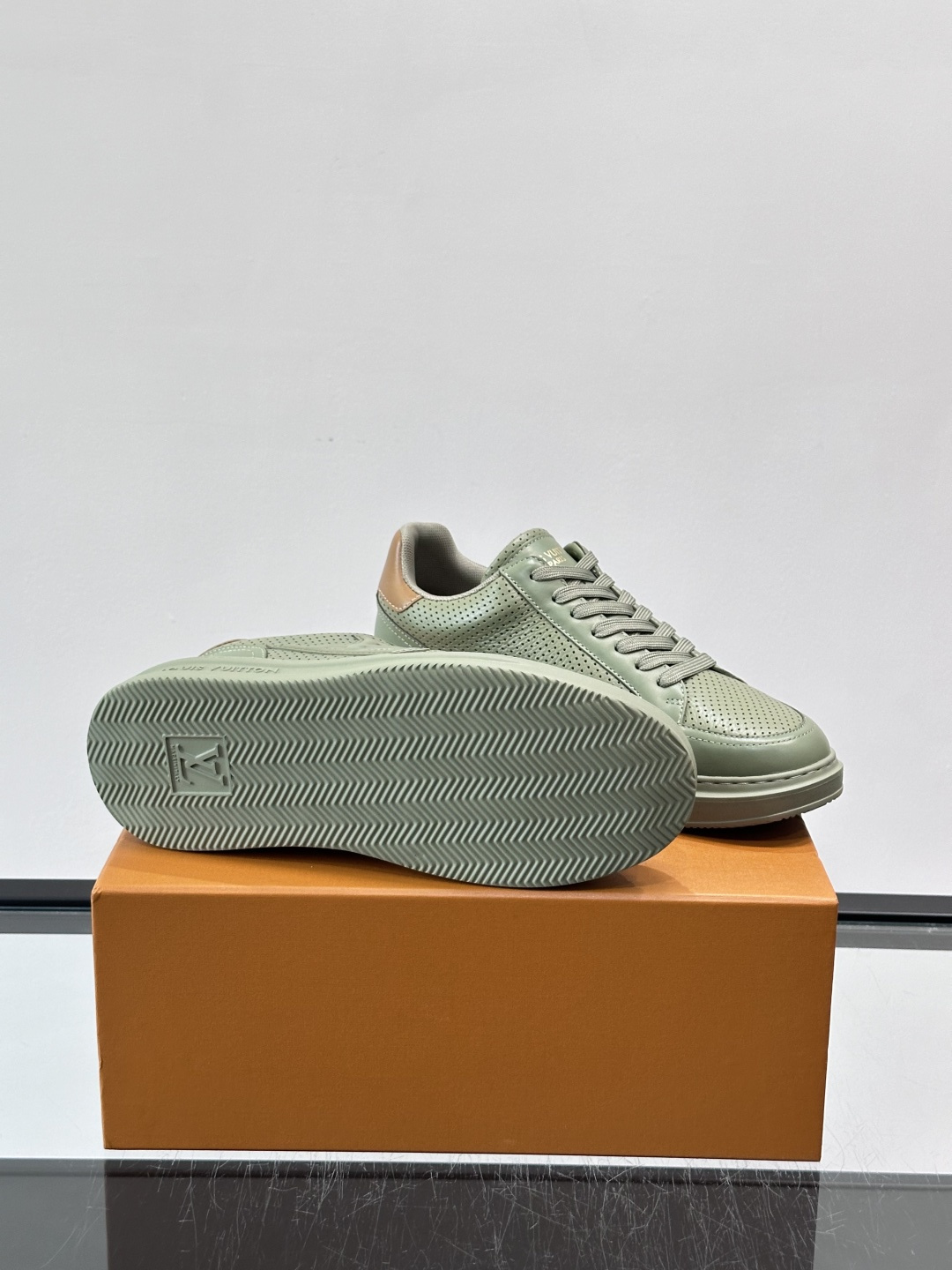 LV Beverly男士休闲鞋，经典Monogram老花压纹，质感细腻又高级；。厚底设计悄悄增高约4cm