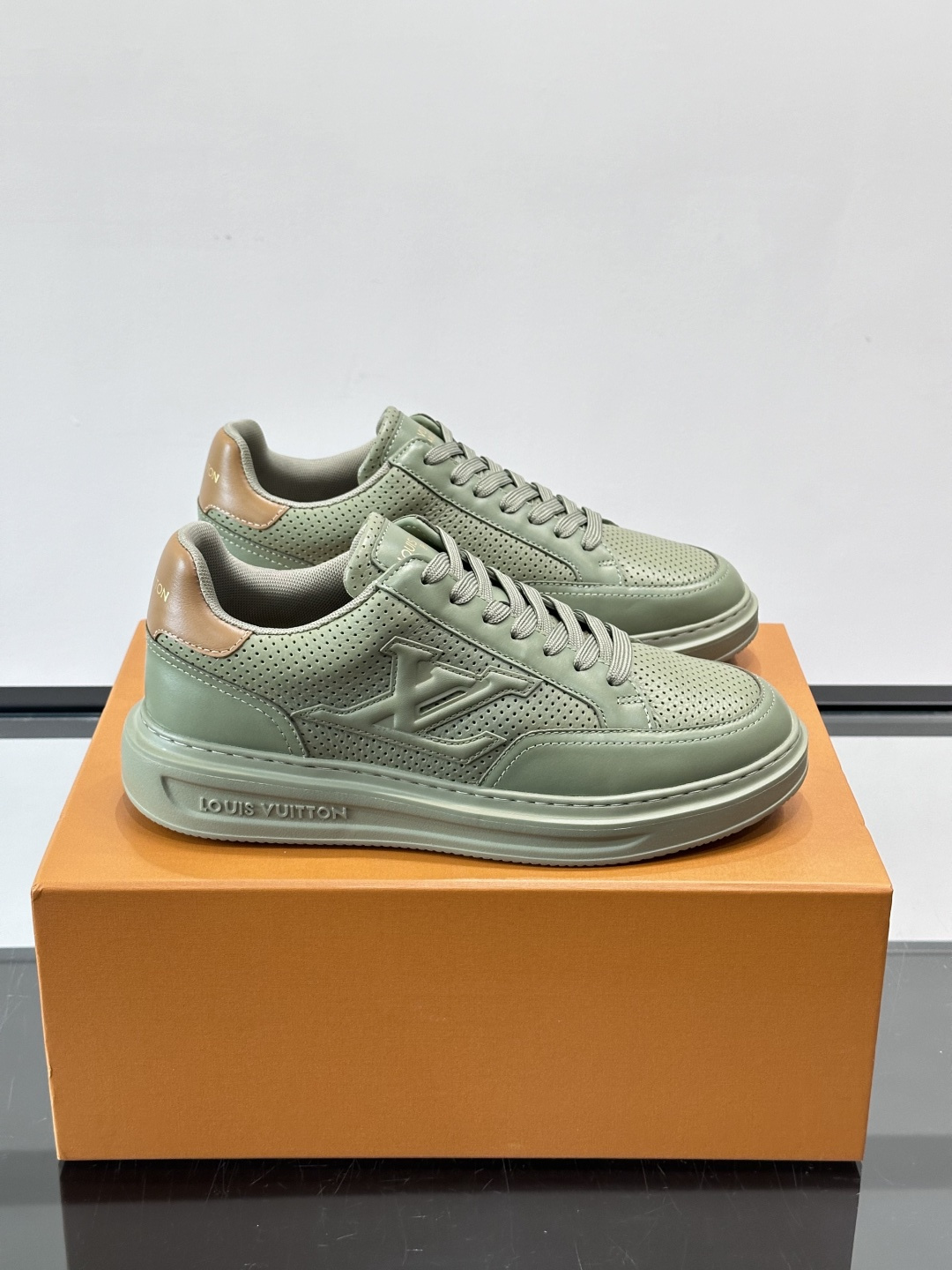 LV Beverly男士休闲鞋，经典Monogram老花压纹，质感细腻又高级；。厚底设计悄悄增高约4cm