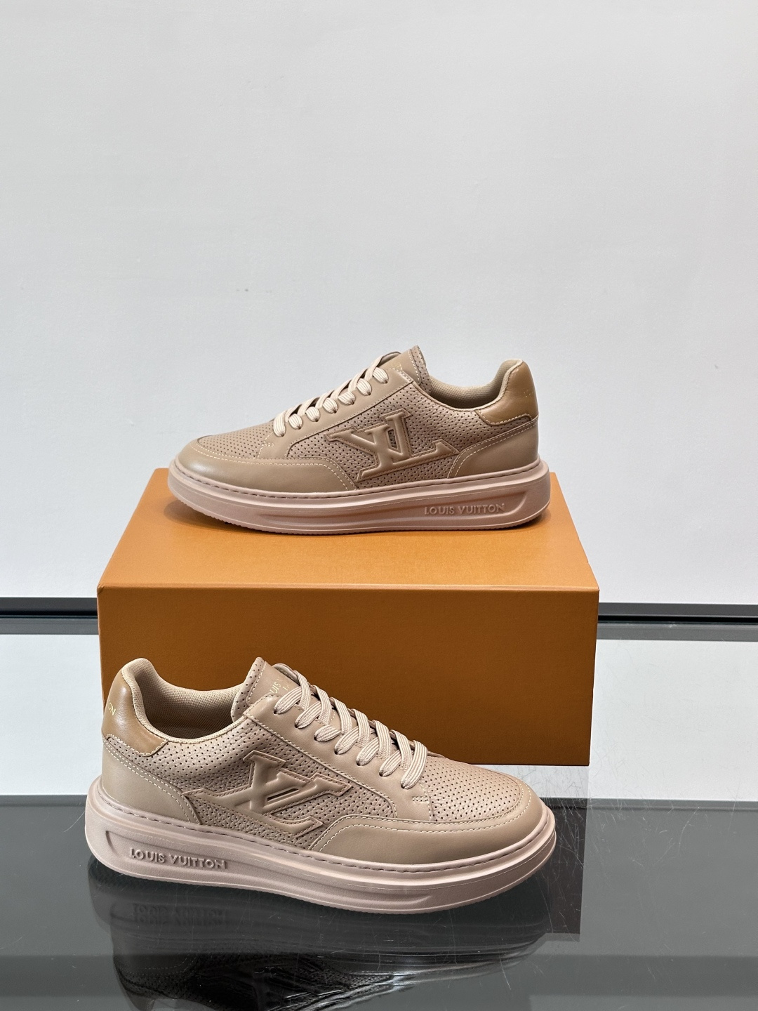 LV Beverly男士休闲鞋，经典Monogram老花压纹，质感细腻又高级；。厚底设计悄悄增高约4cm