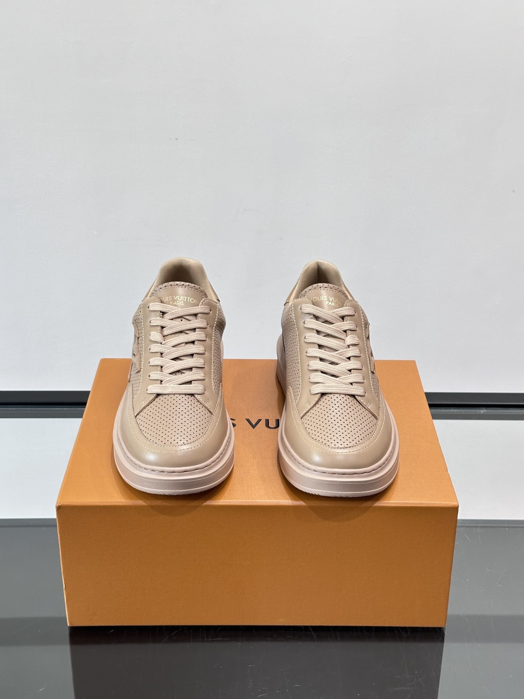 LV Beverly男士休闲鞋，经典Monogram老花压纹，质感细腻又高级；。厚底设计悄悄增高约4cm