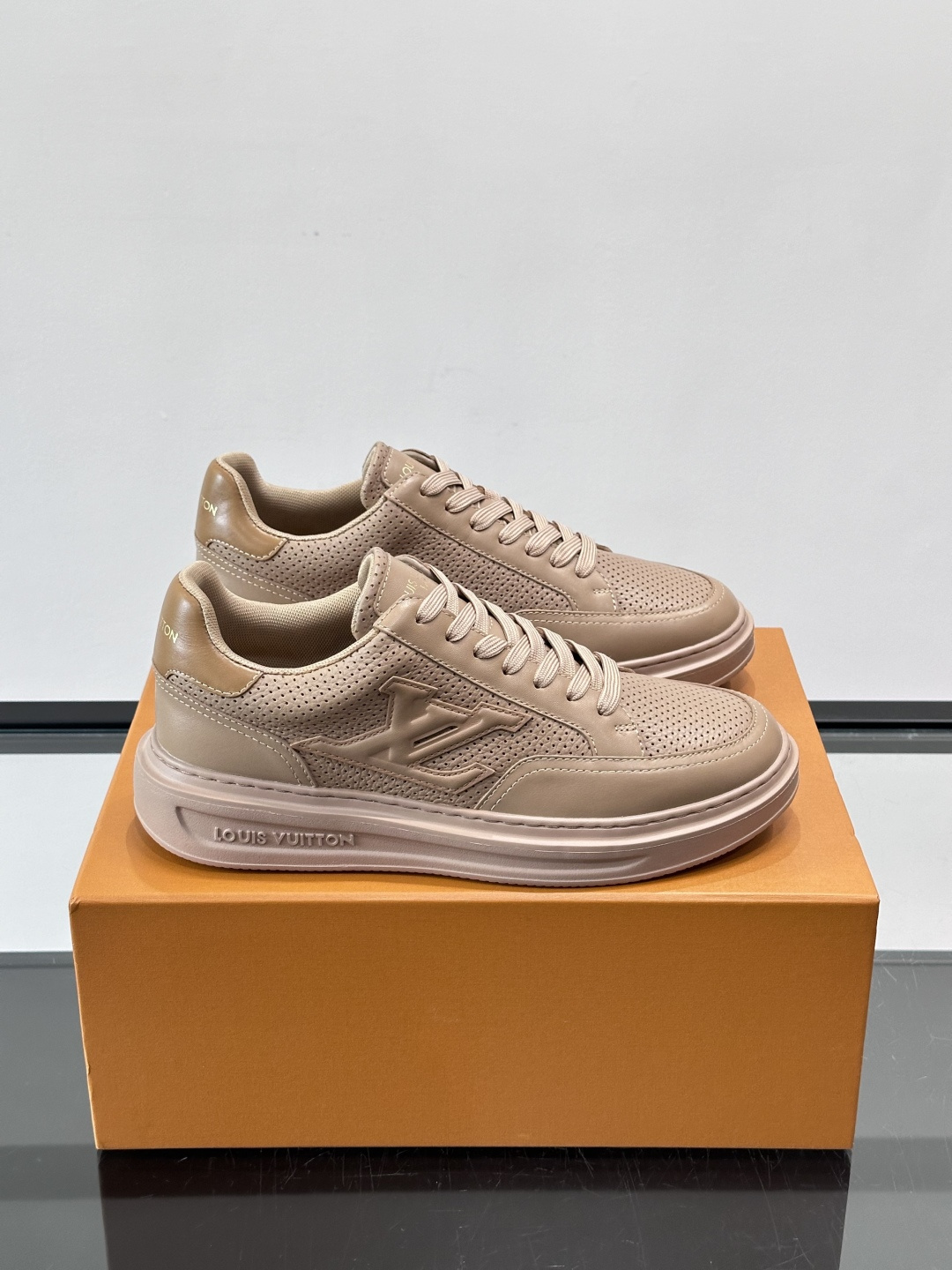 LV Beverly男士休闲鞋，经典Monogram老花压纹，质感细腻又高级；。厚底设计悄悄增高约4cm