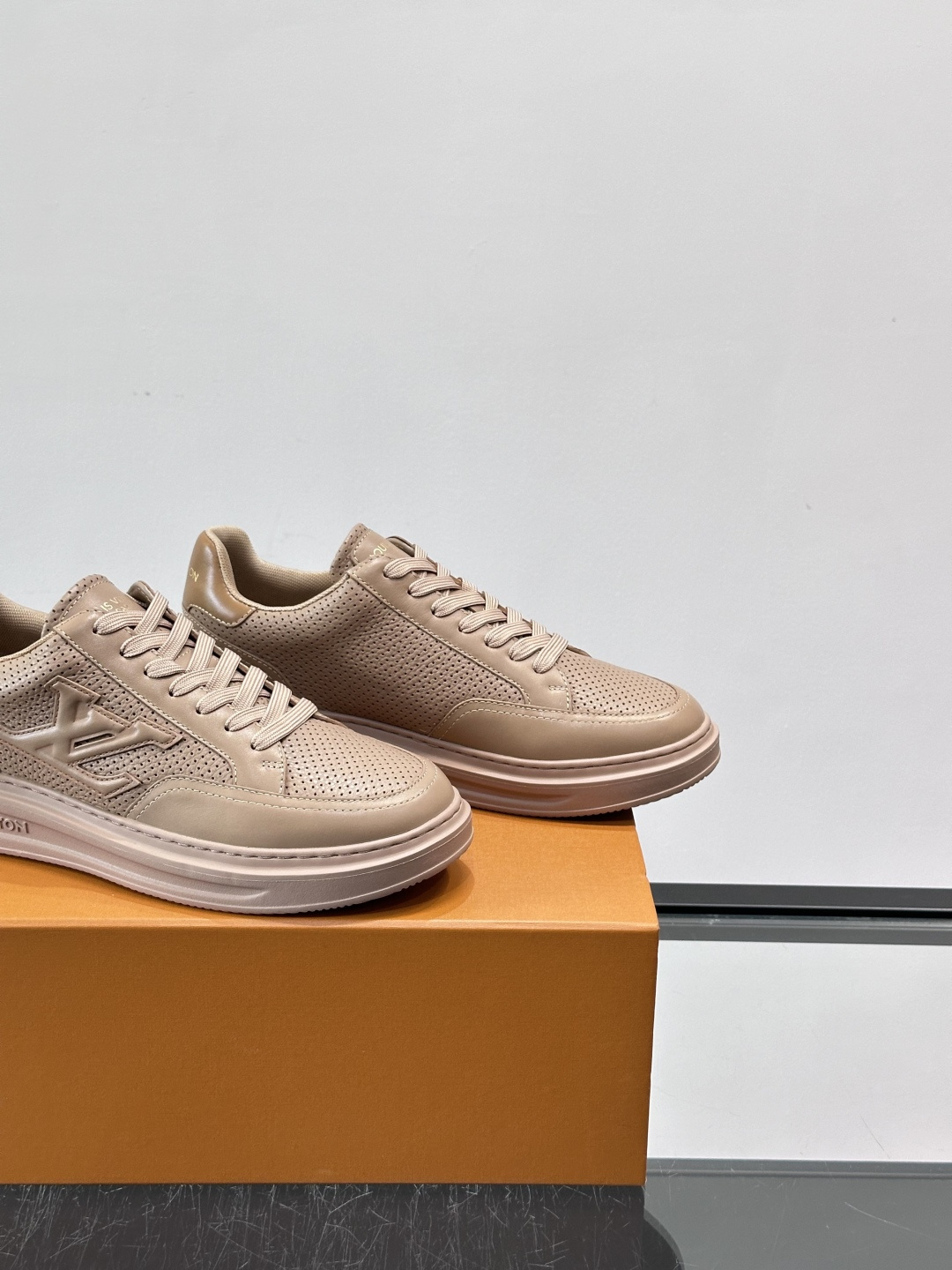 LV Beverly男士休闲鞋，经典Monogram老花压纹，质感细腻又高级；。厚底设计悄悄增高约4cm