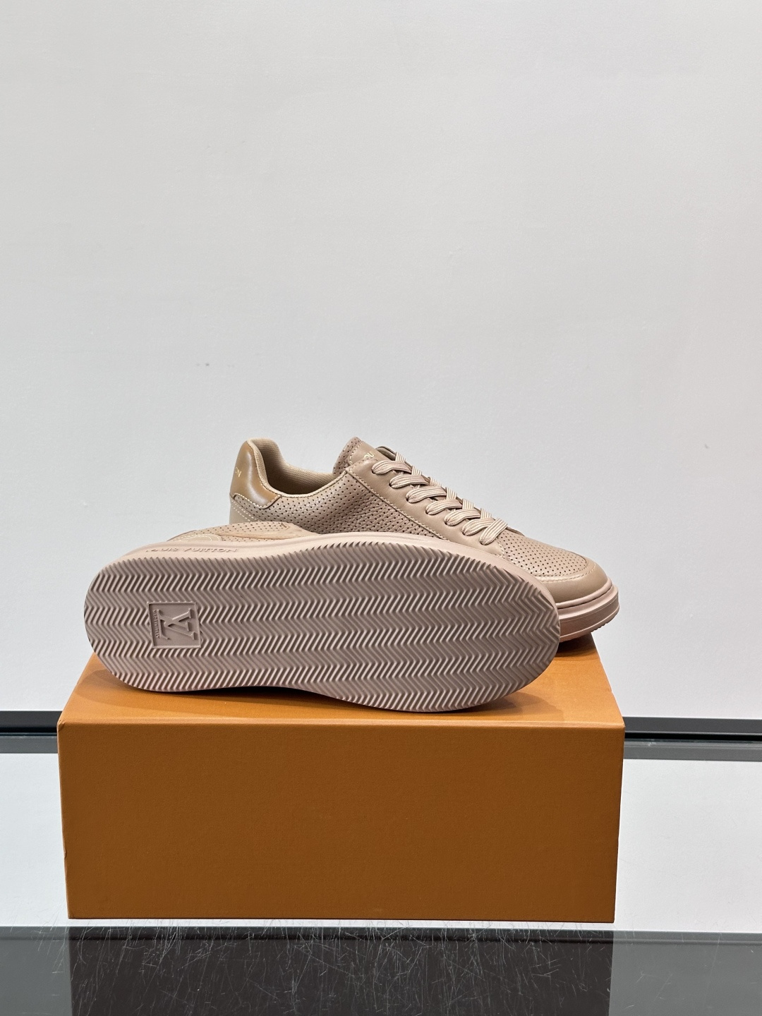 LV Beverly男士休闲鞋，经典Monogram老花压纹，质感细腻又高级；。厚底设计悄悄增高约4cm