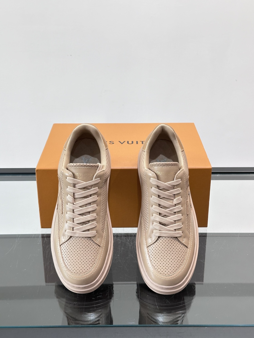 LV Beverly男士休闲鞋，经典Monogram老花压纹，质感细腻又高级；。厚底设计悄悄增高约4cm