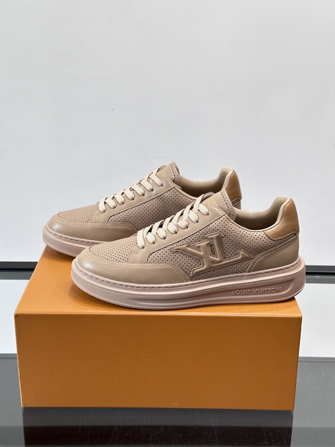 LV Beverly男士休闲鞋，经典Monogram老花压纹，质感细腻又高级；。厚底设计悄悄增高约4cm