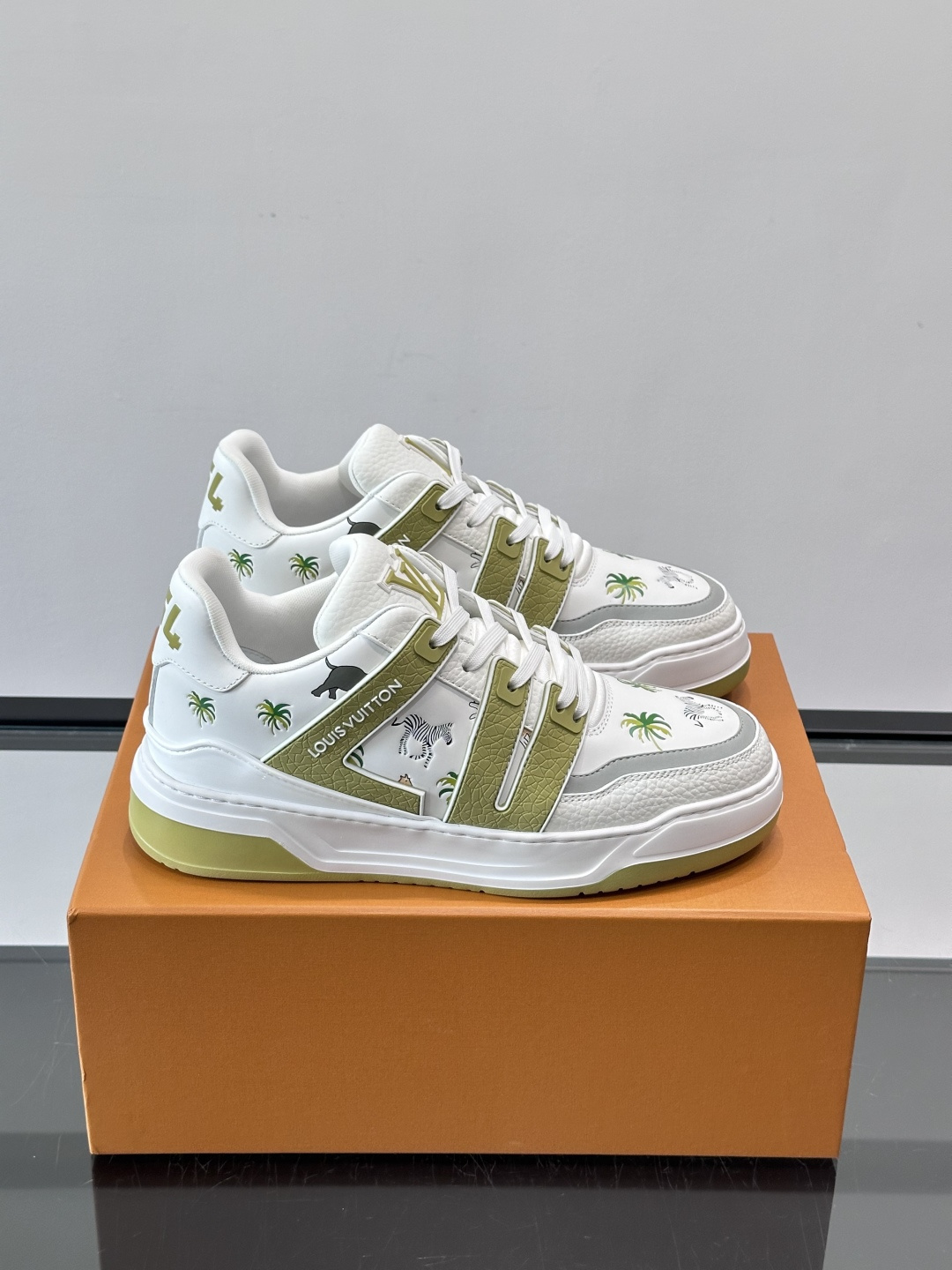 L v奢品🆕男士厚底休闲运动鞋，选用进口小牛皮打造，加衬鞋领和鲜明缝线丰富整体结构。L*V字母与路易标识