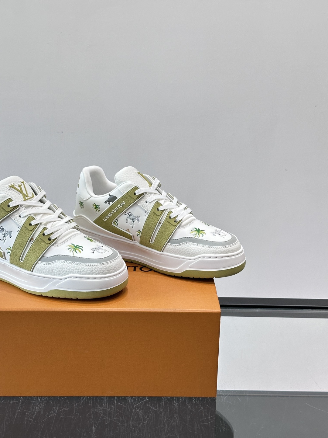 L v奢品🆕男士厚底休闲运动鞋，选用进口小牛皮打造，加衬鞋领和鲜明缝线丰富整体结构。L*V字母与路易标识