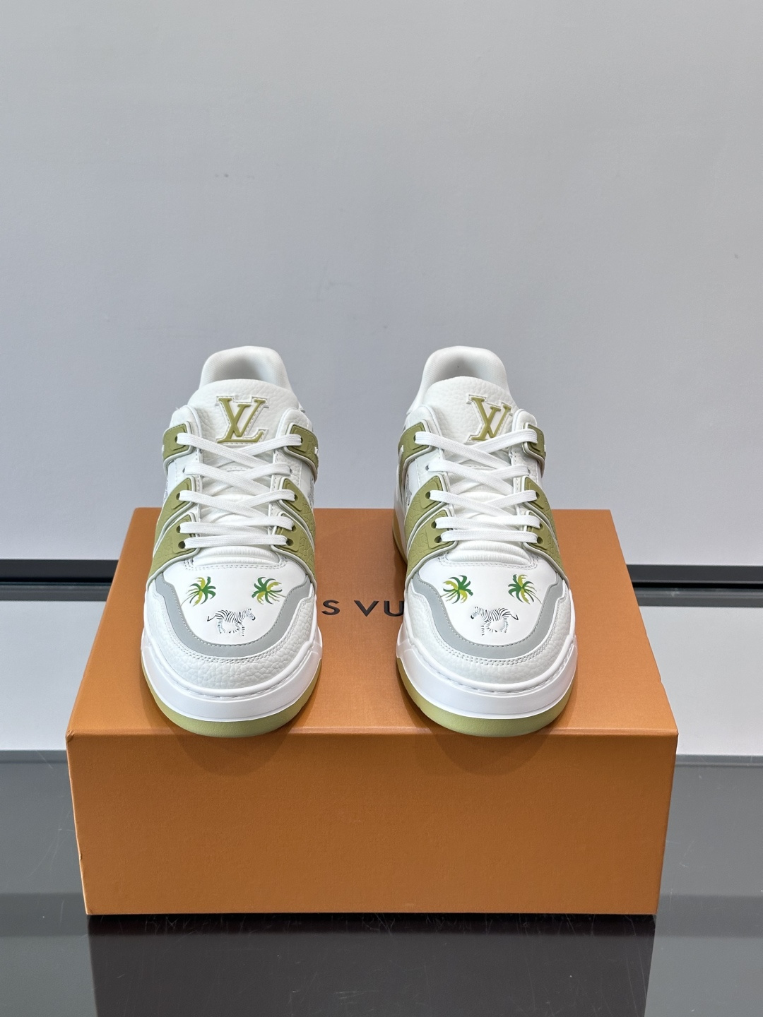 L v奢品🆕男士厚底休闲运动鞋，选用进口小牛皮打造，加衬鞋领和鲜明缝线丰富整体结构。L*V字母与路易标识