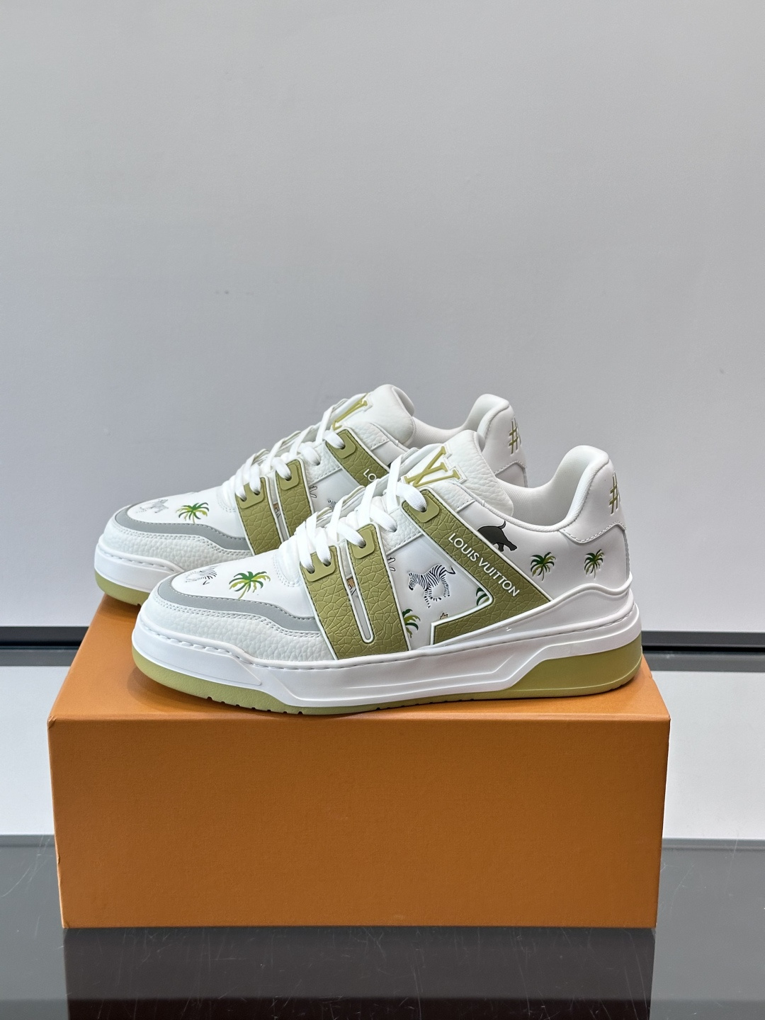L v奢品🆕男士厚底休闲运动鞋，选用进口小牛皮打造，加衬鞋领和鲜明缝线丰富整体结构。L*V字母与路易标识