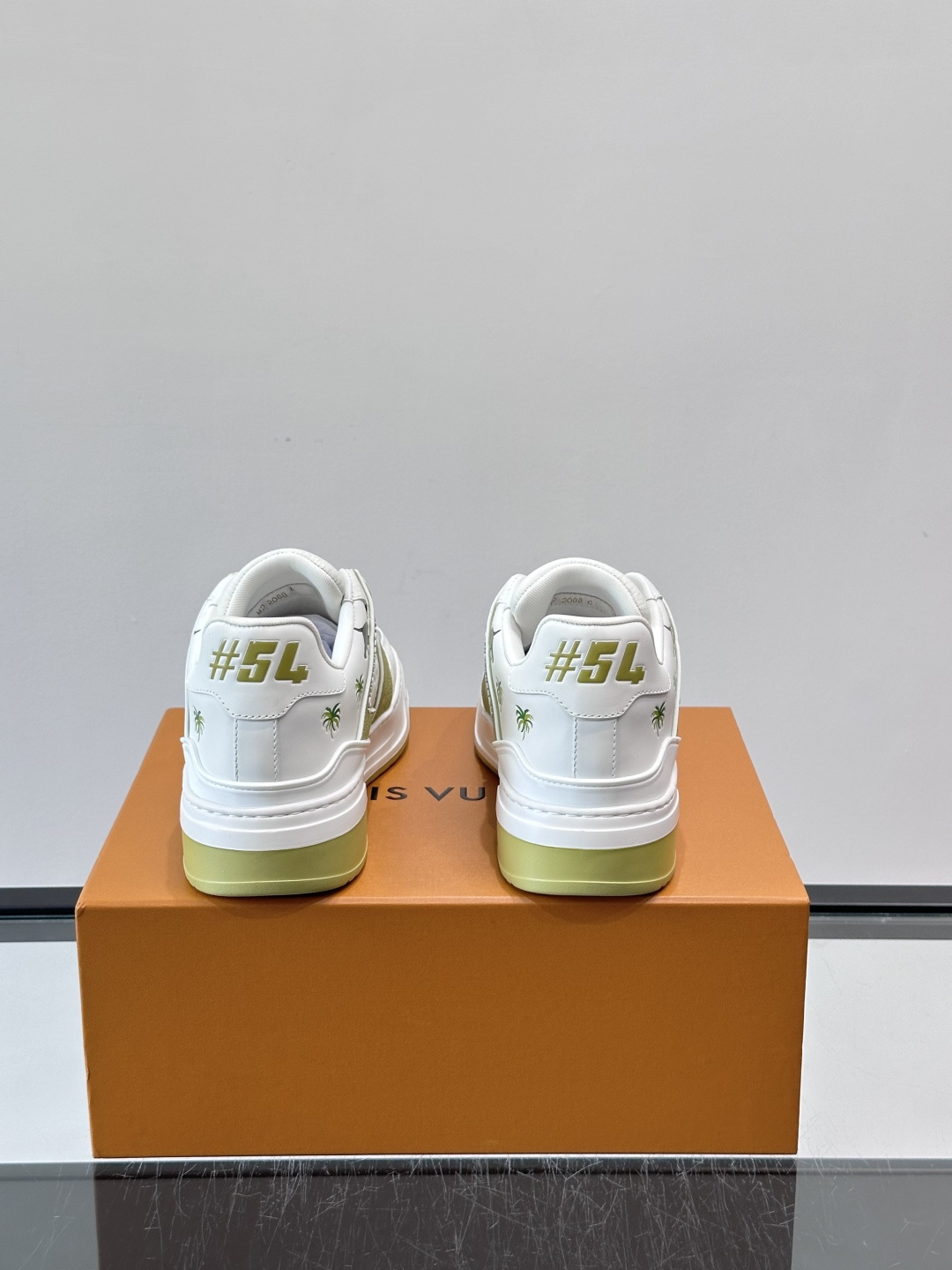 L v奢品🆕男士厚底休闲运动鞋，选用进口小牛皮打造，加衬鞋领和鲜明缝线丰富整体结构。L*V字母与路易标识