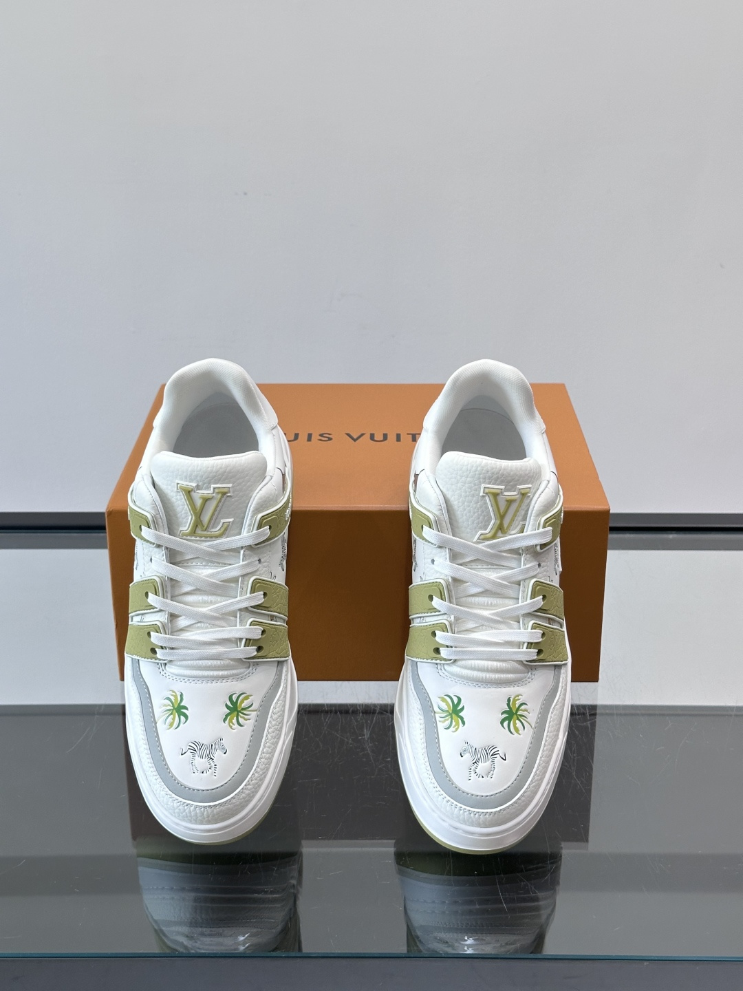 L v奢品🆕男士厚底休闲运动鞋，选用进口小牛皮打造，加衬鞋领和鲜明缝线丰富整体结构。L*V字母与路易标识