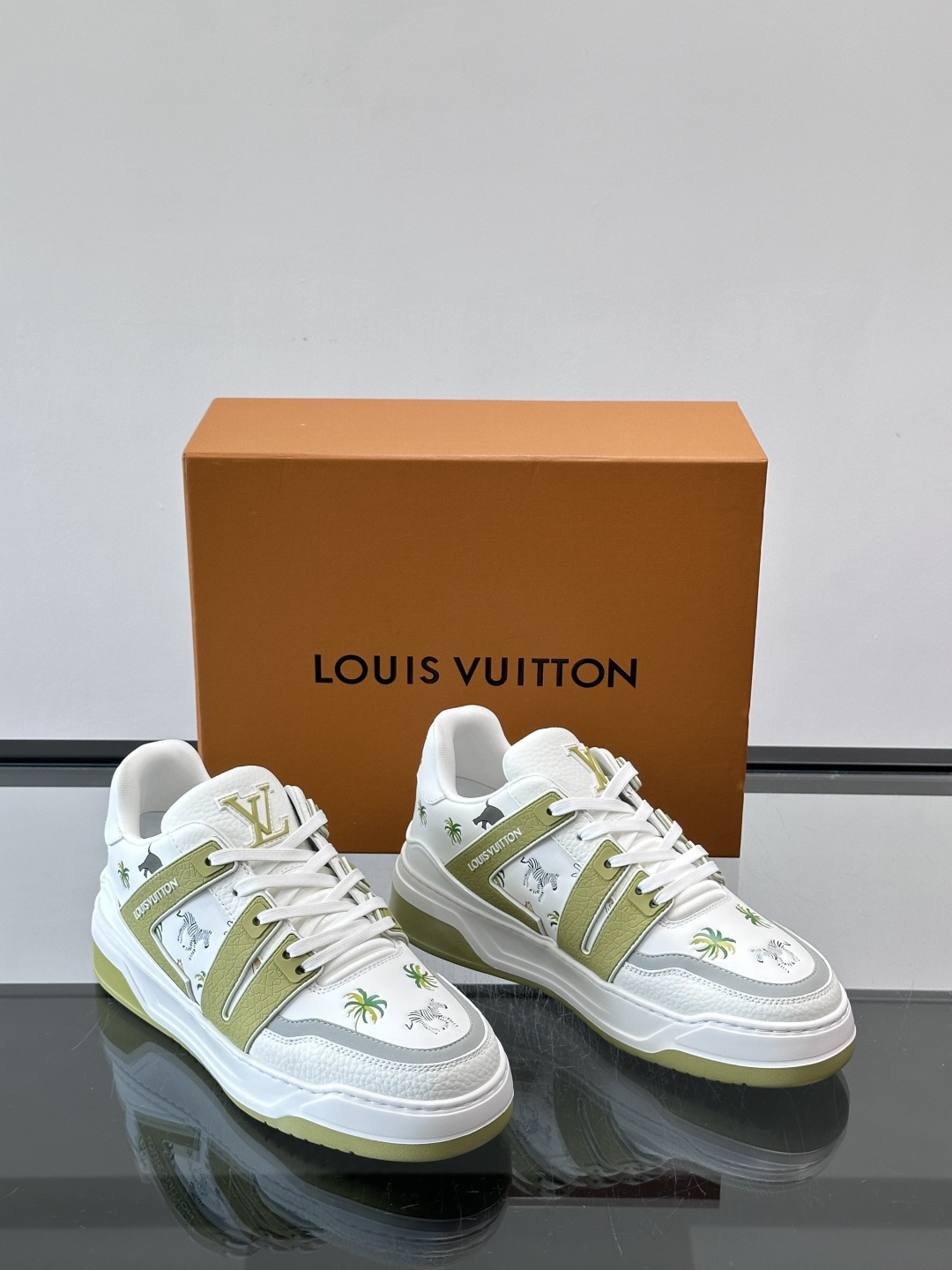 L v奢品🆕男士厚底休闲运动鞋，选用进口小牛皮打造，加衬鞋领和鲜明缝线丰富整体结构。L*V字母与路易标识
