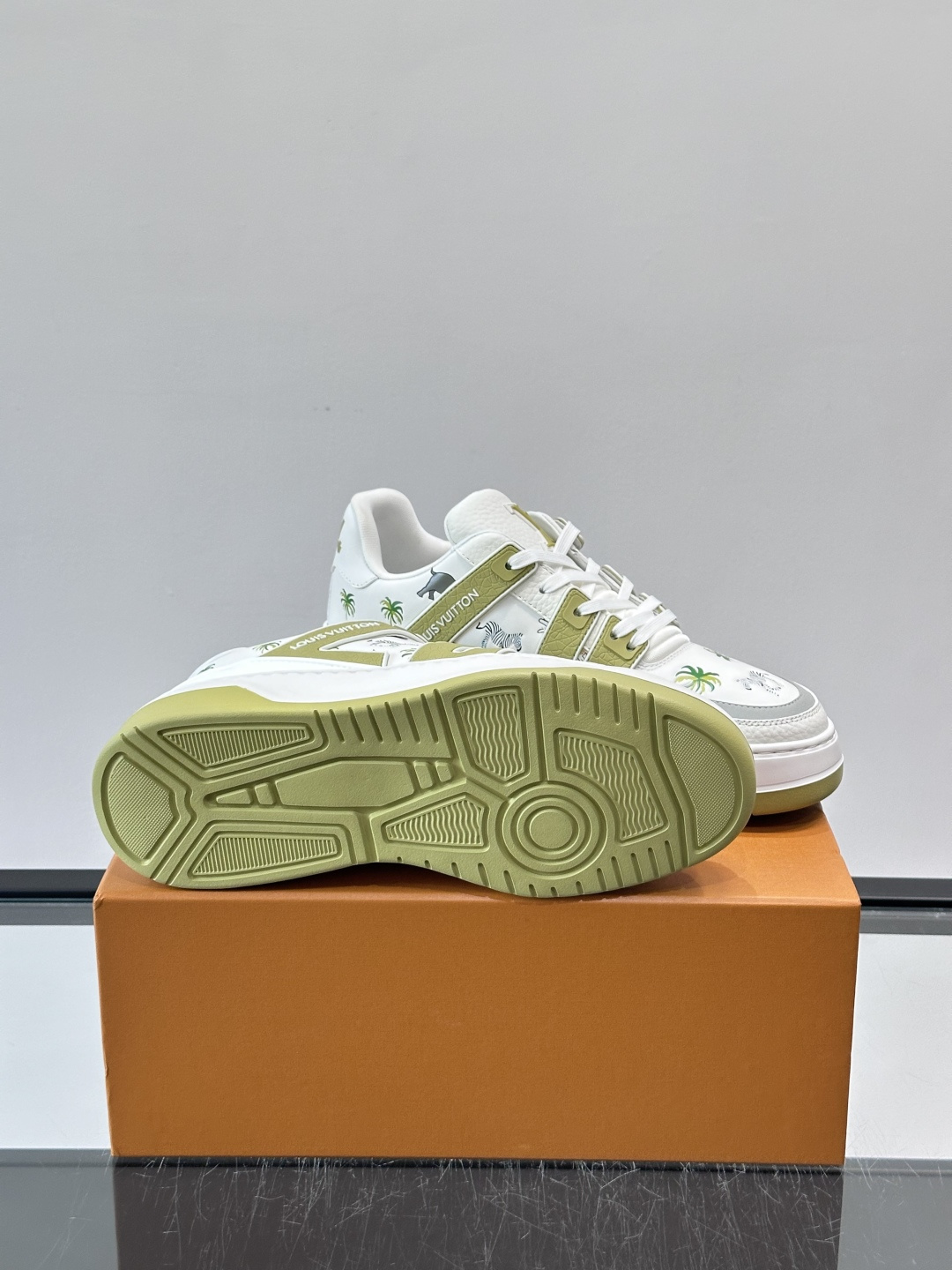 L v奢品🆕男士厚底休闲运动鞋，选用进口小牛皮打造，加衬鞋领和鲜明缝线丰富整体结构。L*V字母与路易标识