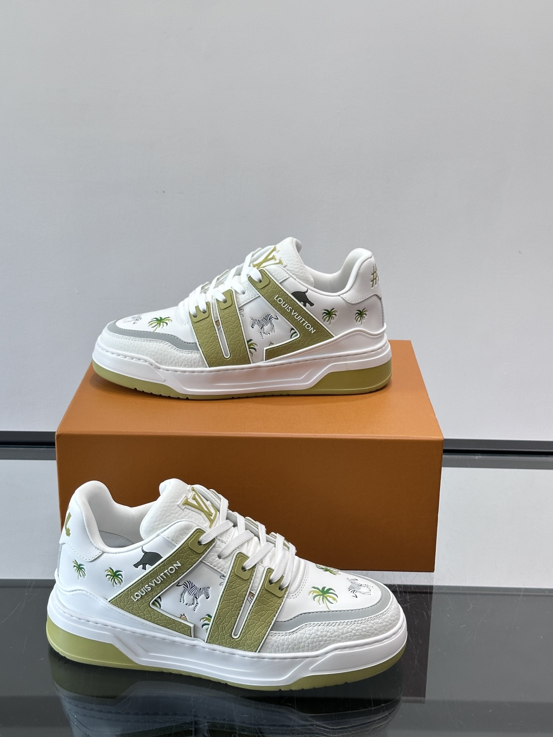 L v奢品🆕男士厚底休闲运动鞋，选用进口小牛皮打造，加衬鞋领和鲜明缝线丰富整体结构。L*V字母与路易标识