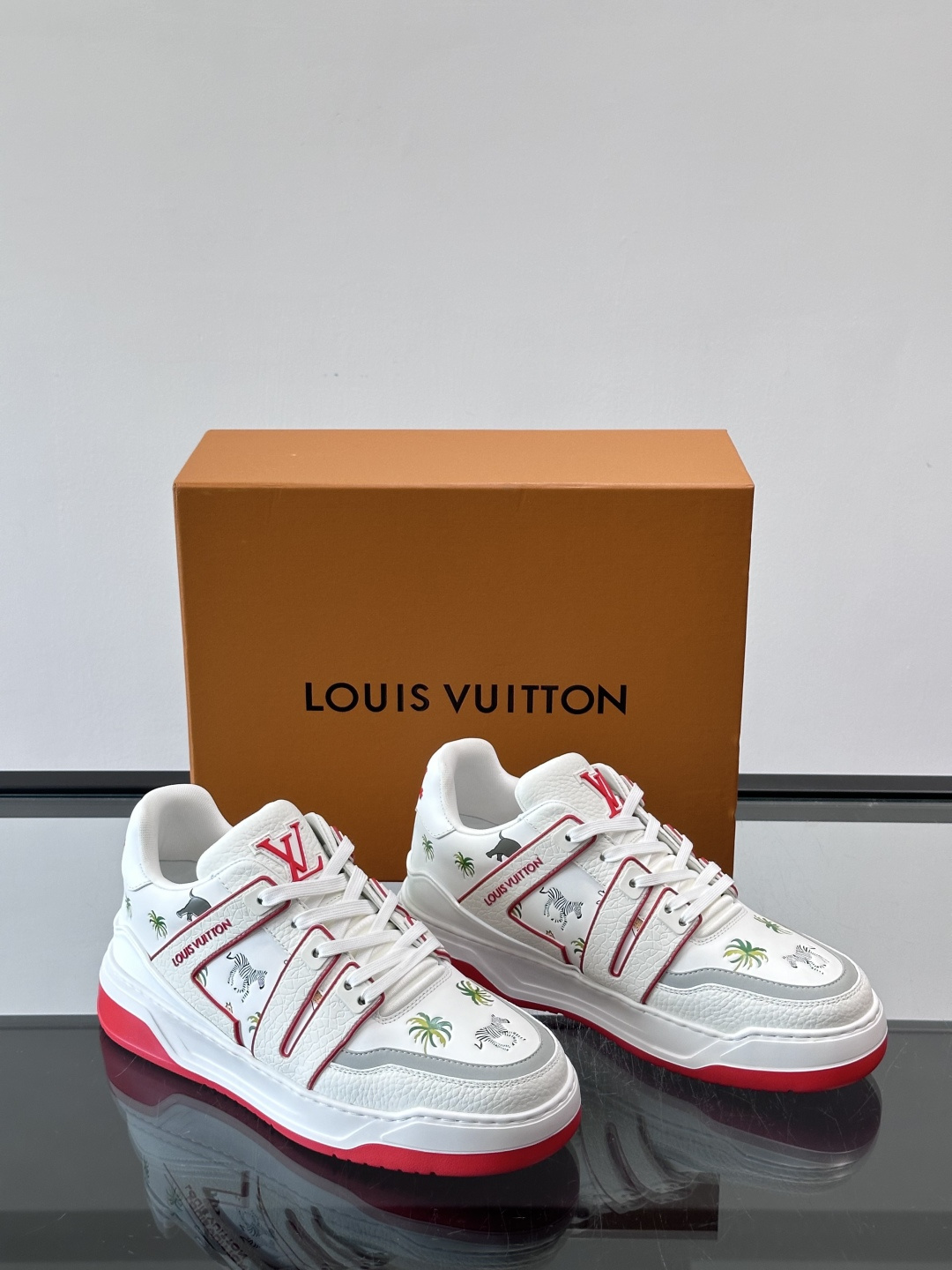 L v奢品🆕男士厚底休闲运动鞋，选用进口小牛皮打造，加衬鞋领和鲜明缝线丰富整体结构。L*V字母与路易标识