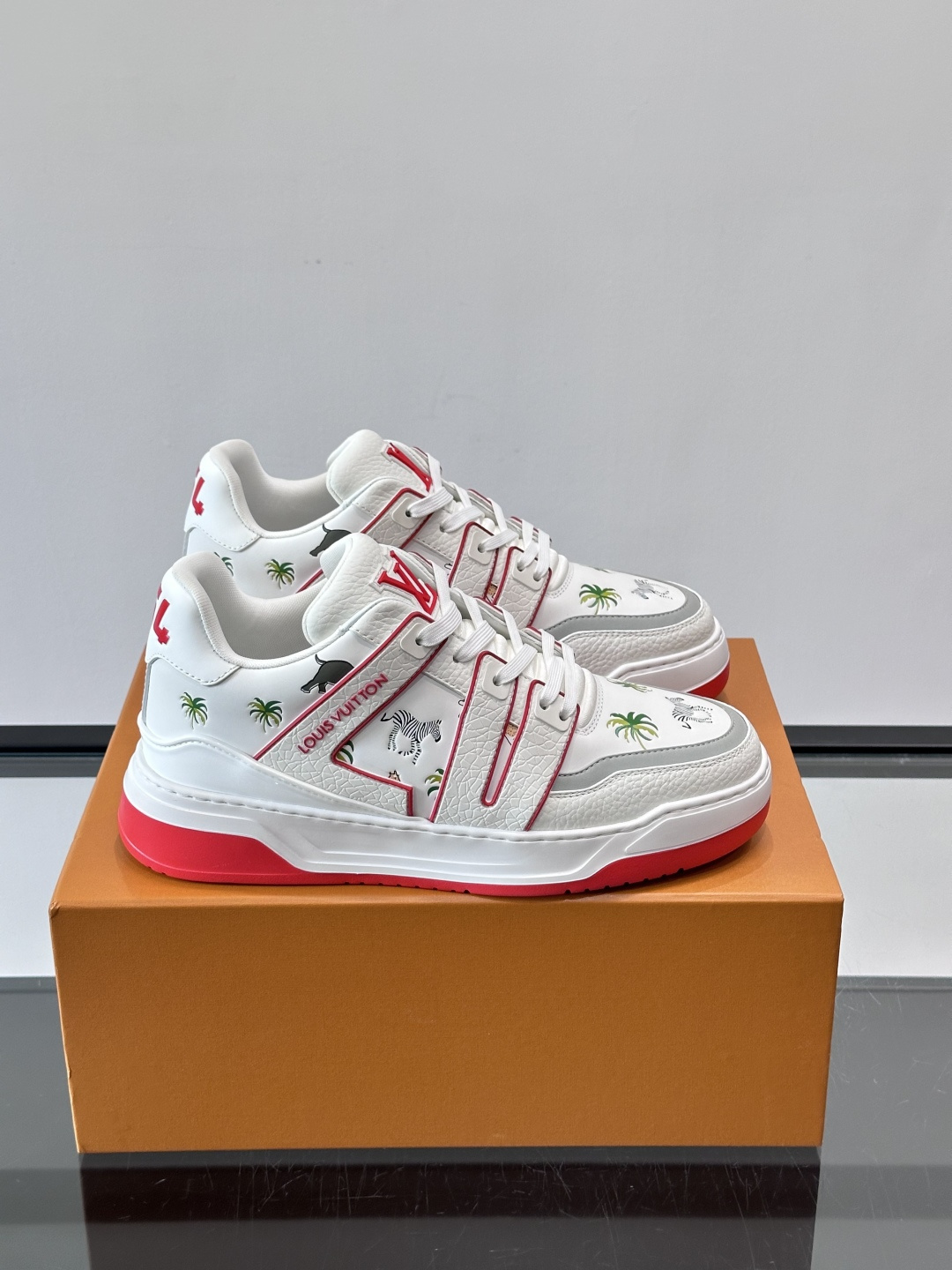 L v奢品🆕男士厚底休闲运动鞋，选用进口小牛皮打造，加衬鞋领和鲜明缝线丰富整体结构。L*V字母与路易标识