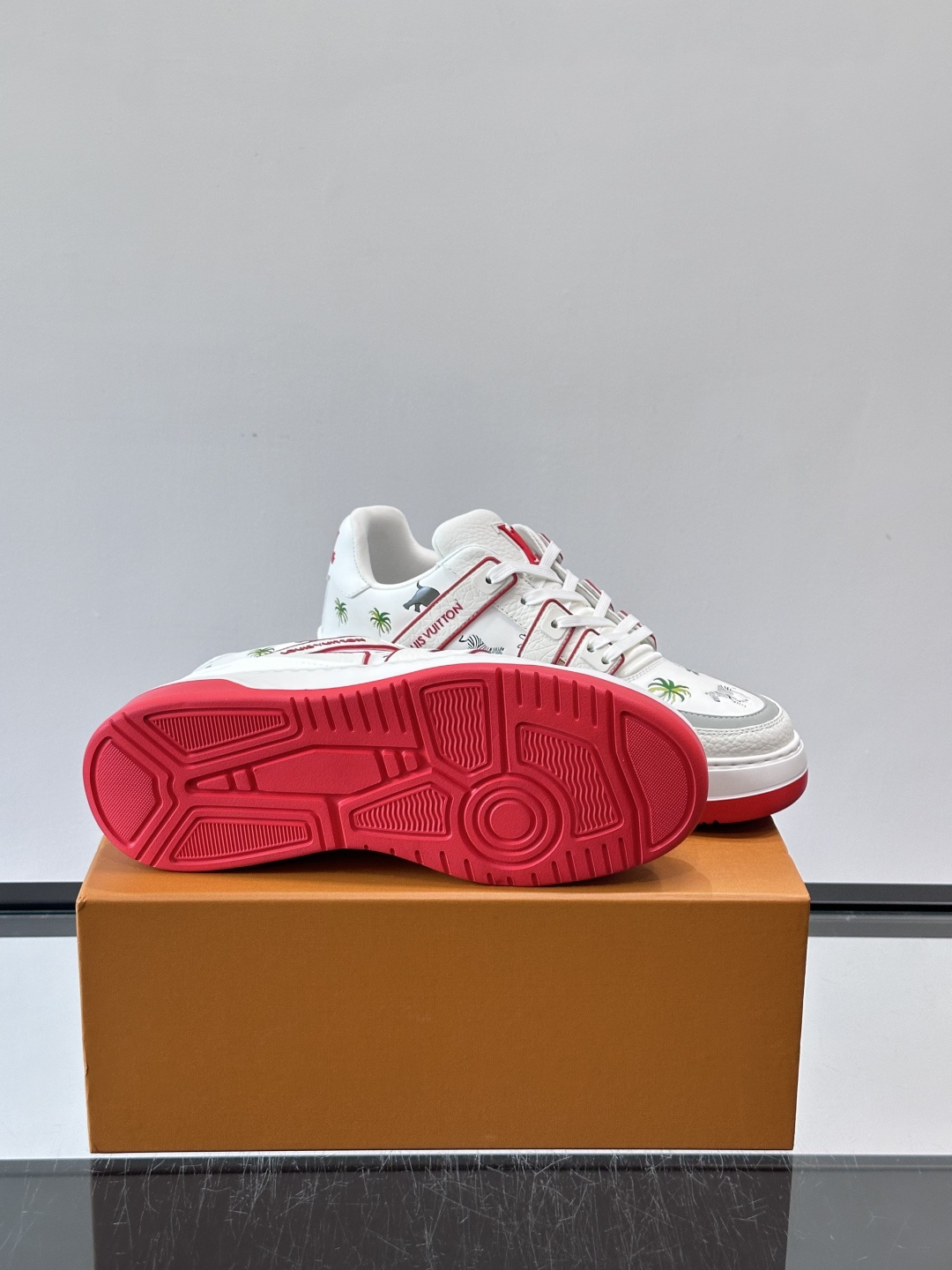 L v奢品🆕男士厚底休闲运动鞋，选用进口小牛皮打造，加衬鞋领和鲜明缝线丰富整体结构。L*V字母与路易标识