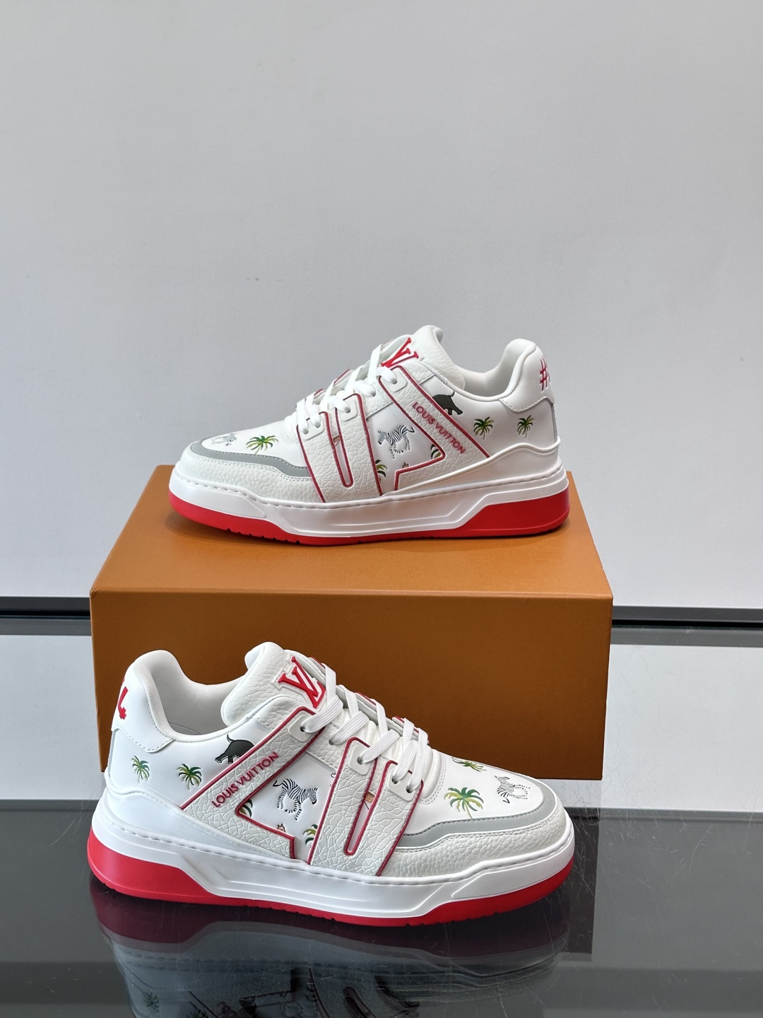 L v奢品🆕男士厚底休闲运动鞋，选用进口小牛皮打造，加衬鞋领和鲜明缝线丰富整体结构。L*V字母与路易标识