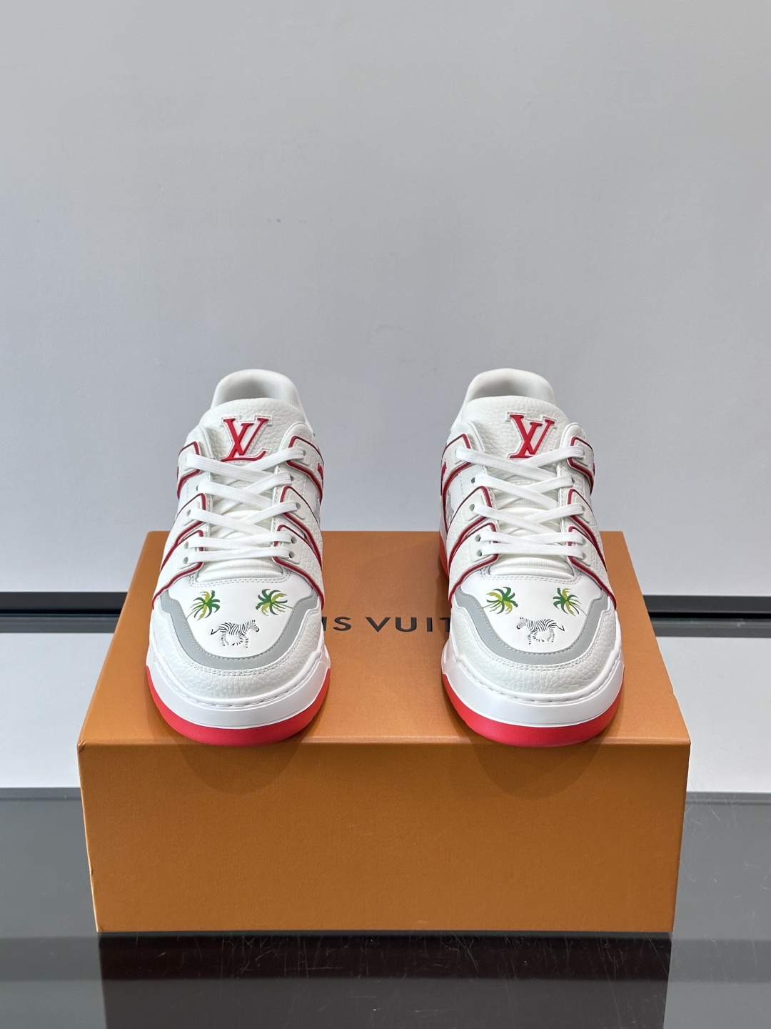 L v奢品🆕男士厚底休闲运动鞋，选用进口小牛皮打造，加衬鞋领和鲜明缝线丰富整体结构。L*V字母与路易标识