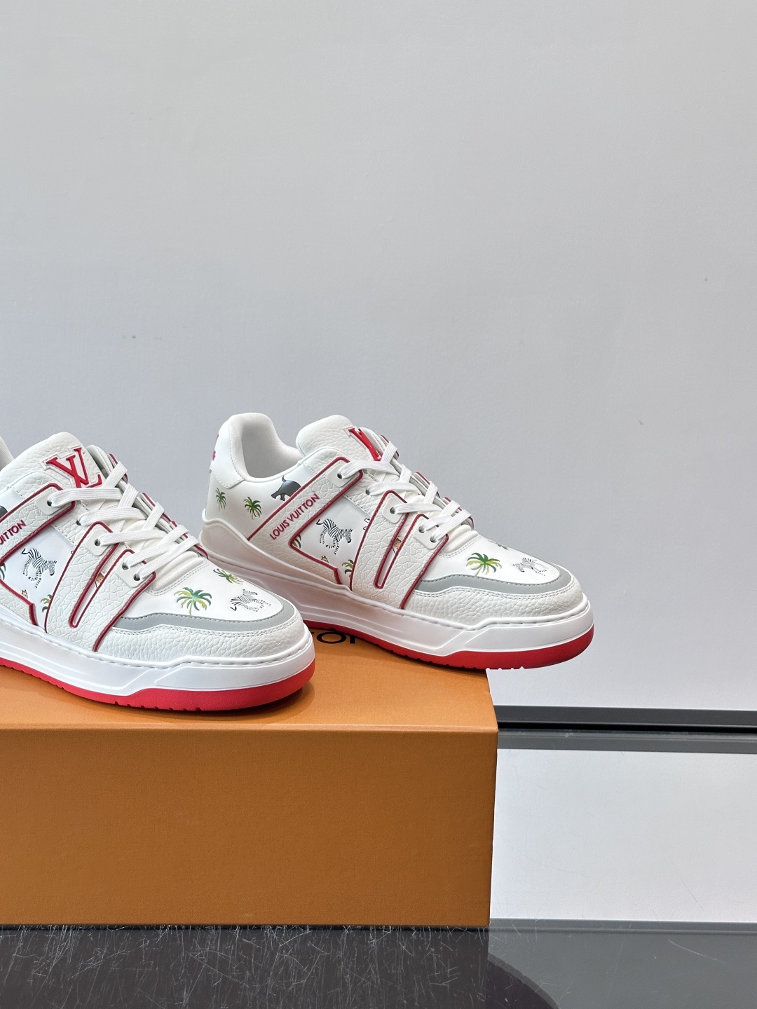 L v奢品🆕男士厚底休闲运动鞋，选用进口小牛皮打造，加衬鞋领和鲜明缝线丰富整体结构。L*V字母与路易标识