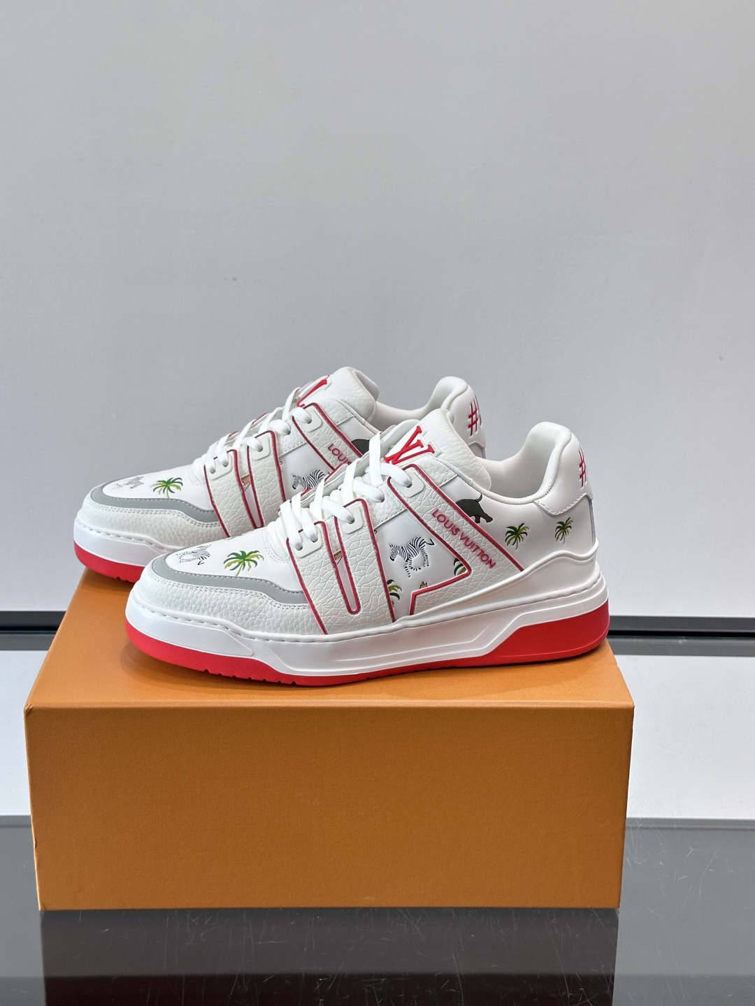 L v奢品🆕男士厚底休闲运动鞋，选用进口小牛皮打造，加衬鞋领和鲜明缝线丰富整体结构。L*V字母与路易标识