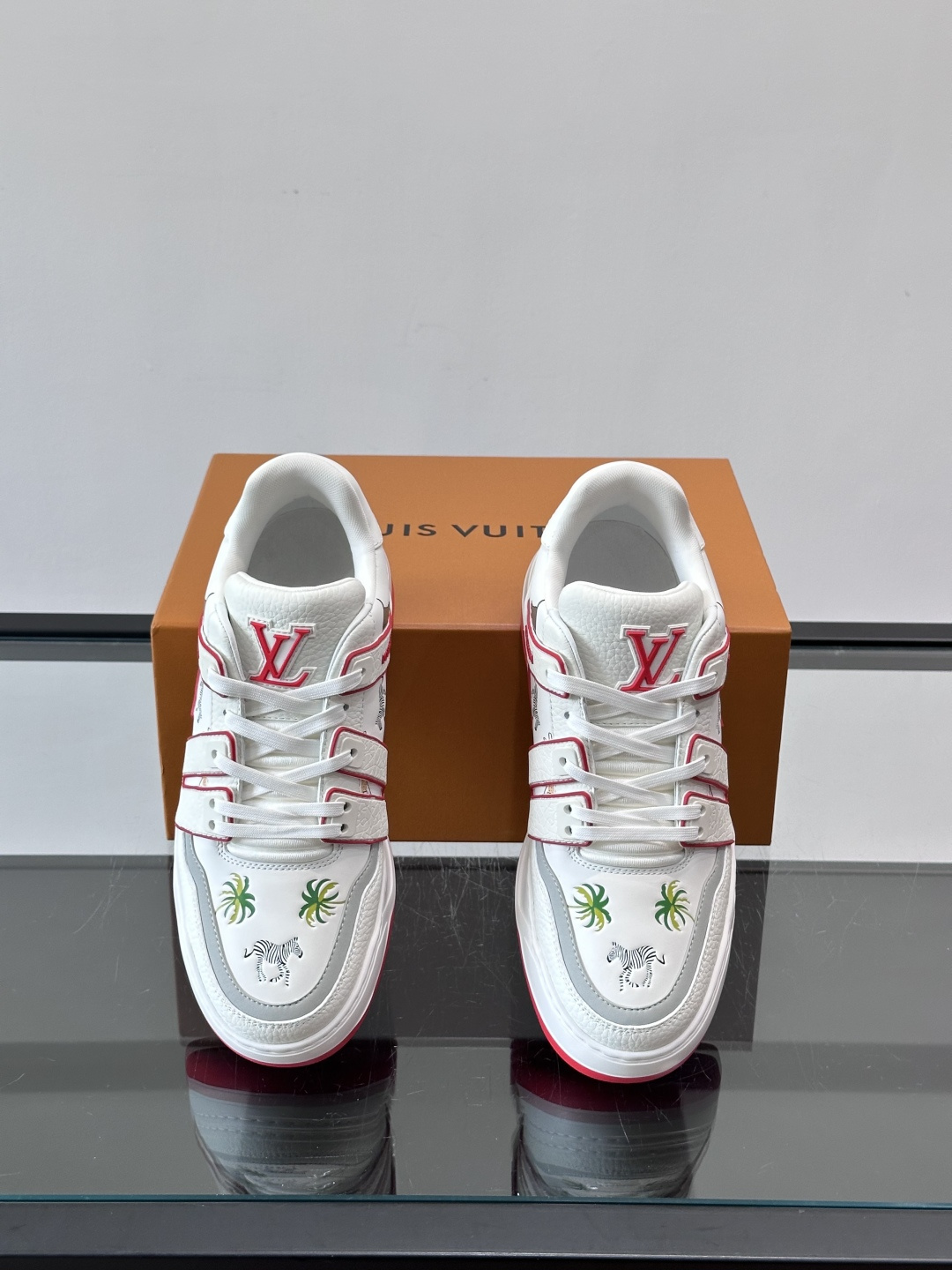 L v奢品🆕男士厚底休闲运动鞋，选用进口小牛皮打造，加衬鞋领和鲜明缝线丰富整体结构。L*V字母与路易标识