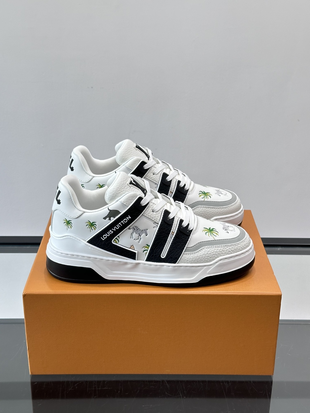 L v奢品🆕男士厚底休闲运动鞋，选用进口小牛皮打造，加衬鞋领和鲜明缝线丰富整体结构。L*V字母与路易标识