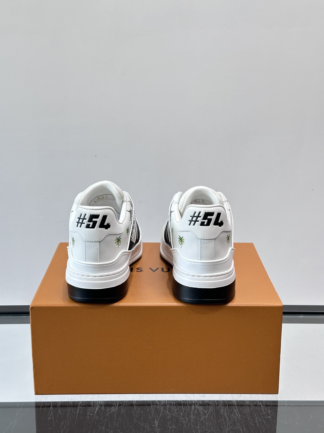 L v奢品🆕男士厚底休闲运动鞋，选用进口小牛皮打造，加衬鞋领和鲜明缝线丰富整体结构。L*V字母与路易标识