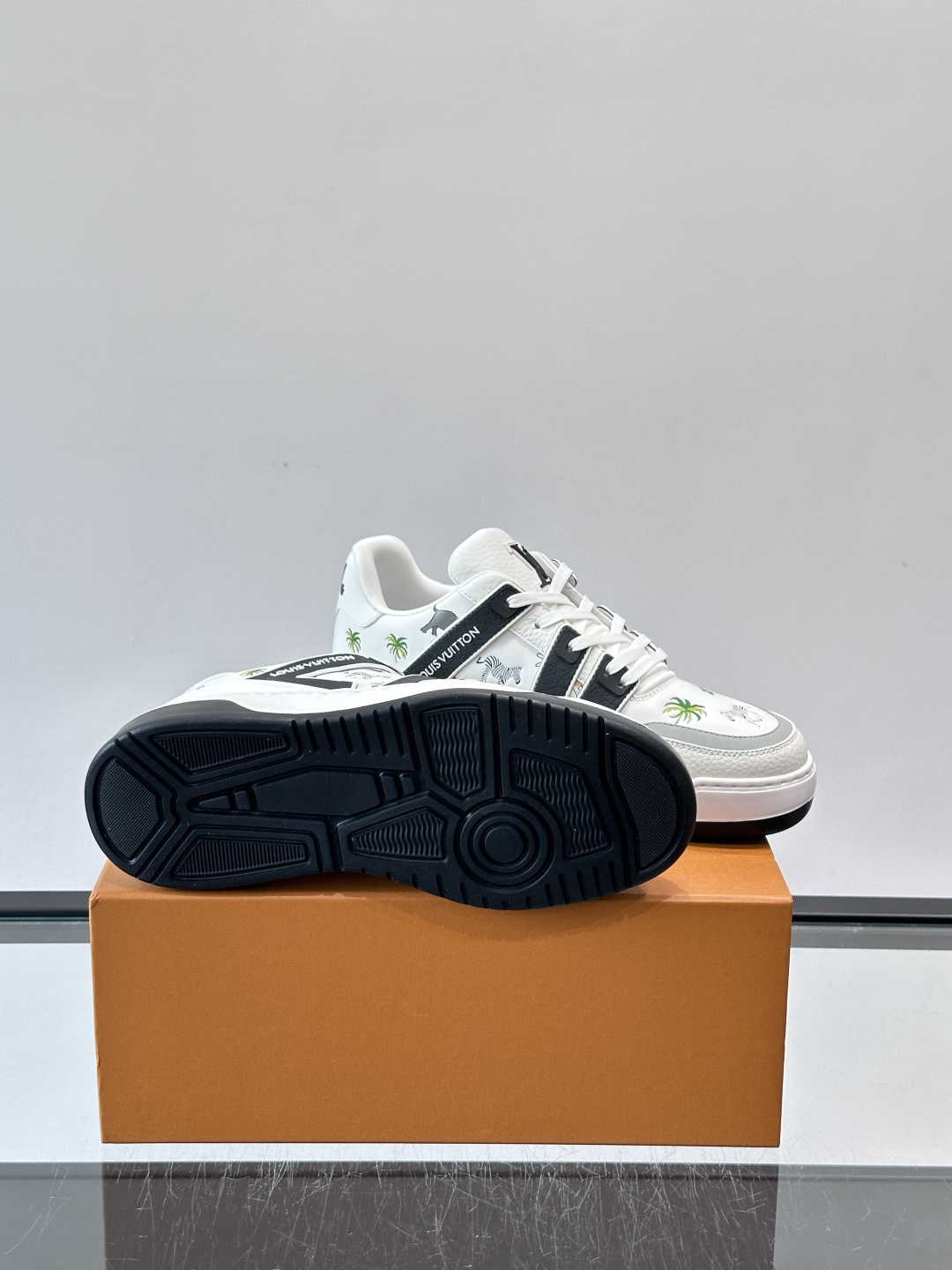 L v奢品🆕男士厚底休闲运动鞋，选用进口小牛皮打造，加衬鞋领和鲜明缝线丰富整体结构。L*V字母与路易标识