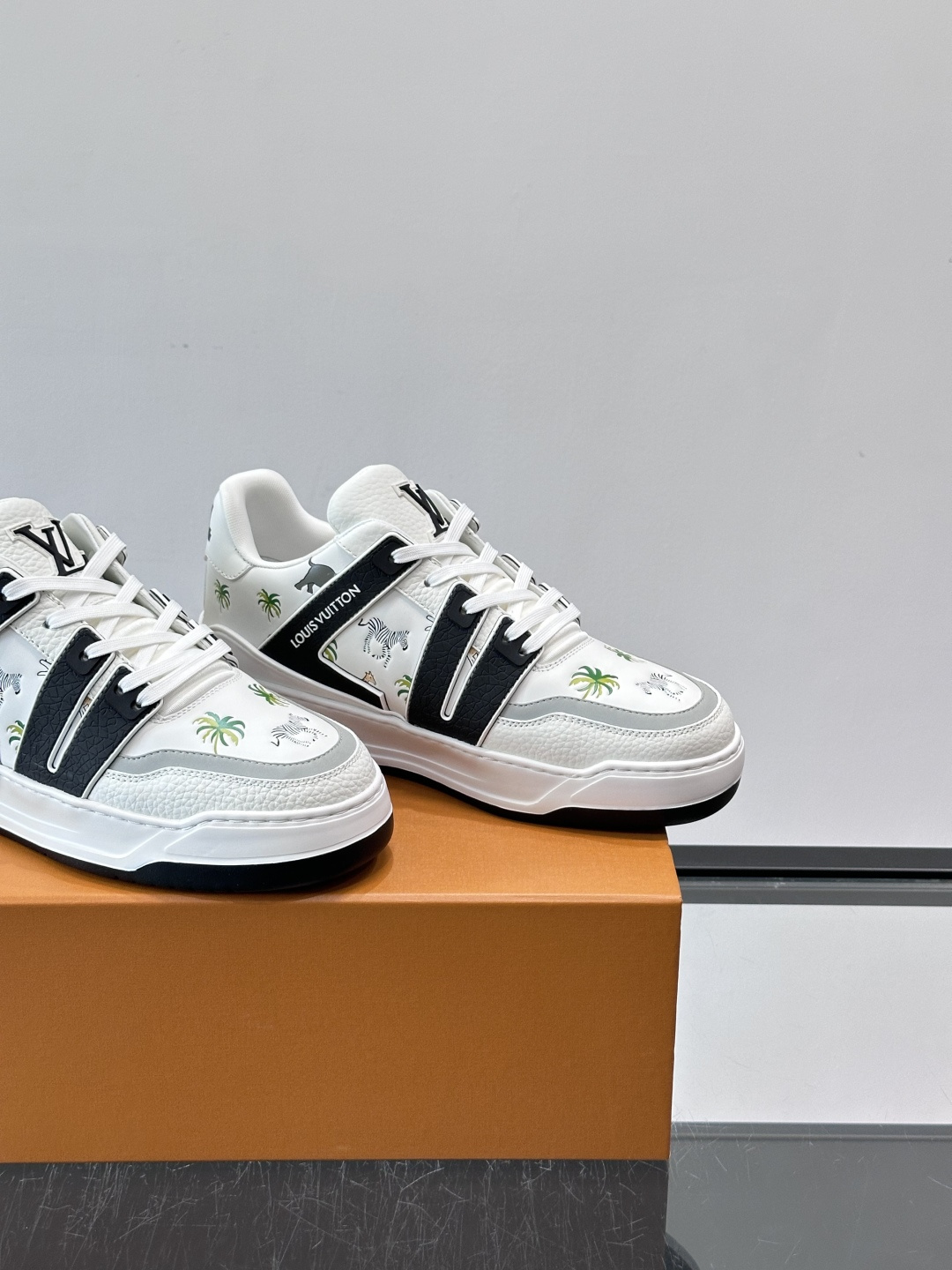 L v奢品🆕男士厚底休闲运动鞋，选用进口小牛皮打造，加衬鞋领和鲜明缝线丰富整体结构。L*V字母与路易标识