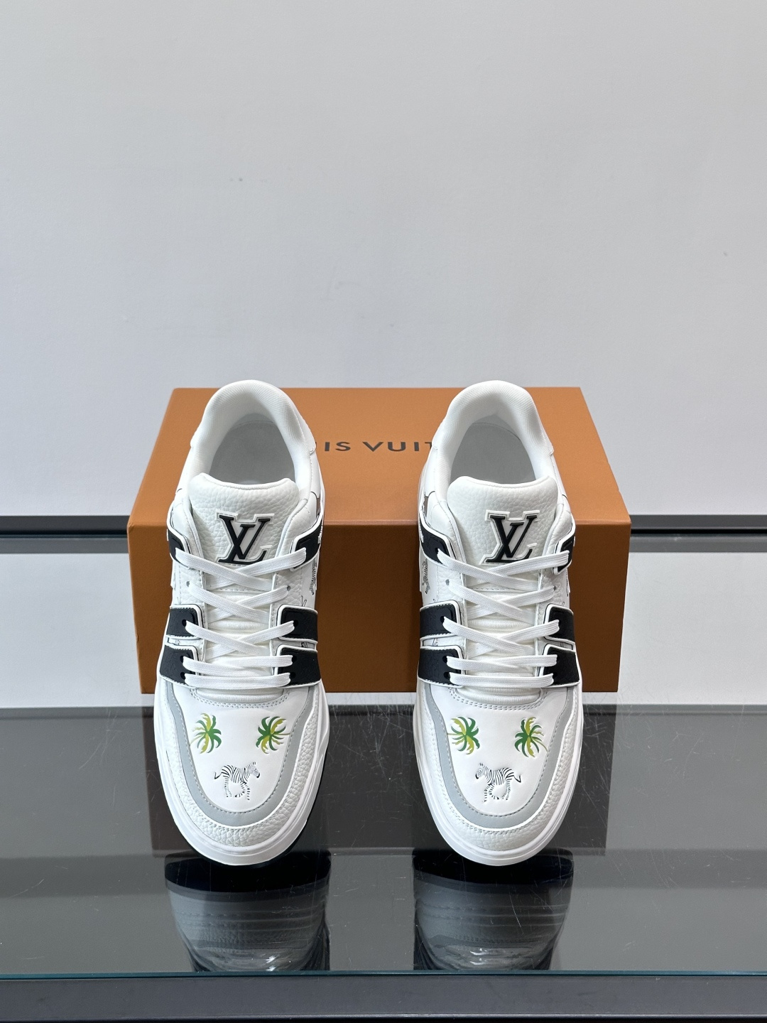 L v奢品🆕男士厚底休闲运动鞋，选用进口小牛皮打造，加衬鞋领和鲜明缝线丰富整体结构。L*V字母与路易标识