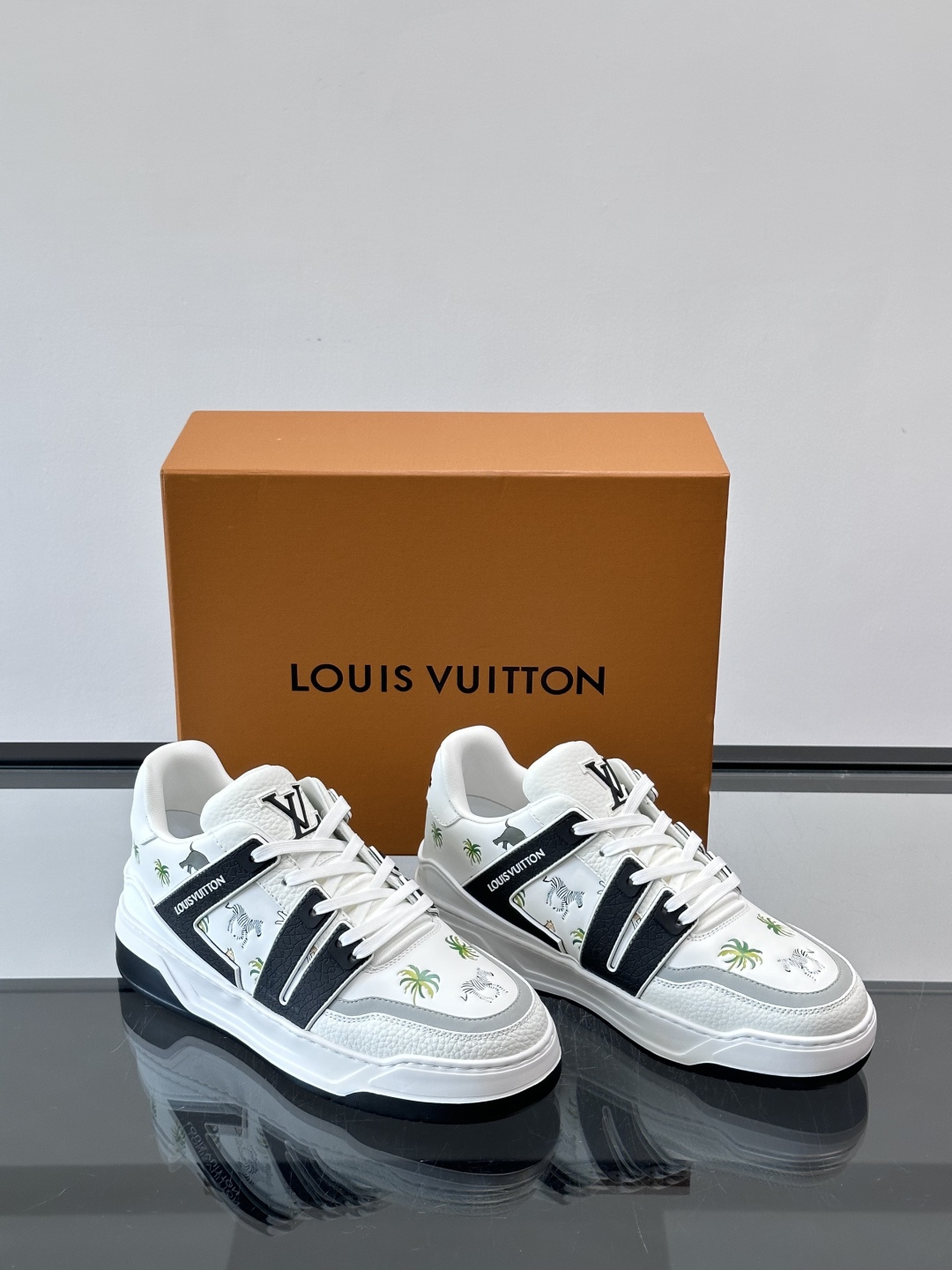 L v奢品🆕男士厚底休闲运动鞋，选用进口小牛皮打造，加衬鞋领和鲜明缝线丰富整体结构。L*V字母与路易标识