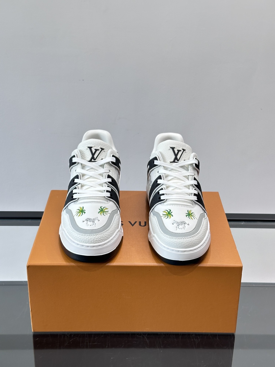 L v奢品🆕男士厚底休闲运动鞋，选用进口小牛皮打造，加衬鞋领和鲜明缝线丰富整体结构。L*V字母与路易标识