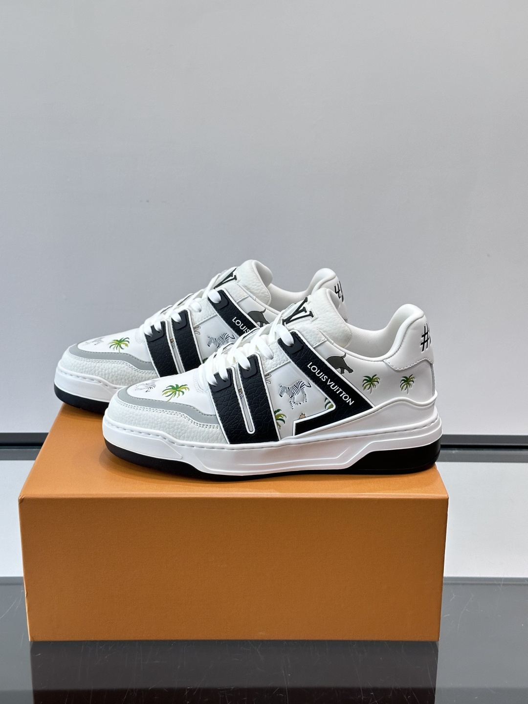 L v奢品🆕男士厚底休闲运动鞋，选用进口小牛皮打造，加衬鞋领和鲜明缝线丰富整体结构。L*V字母与路易标识