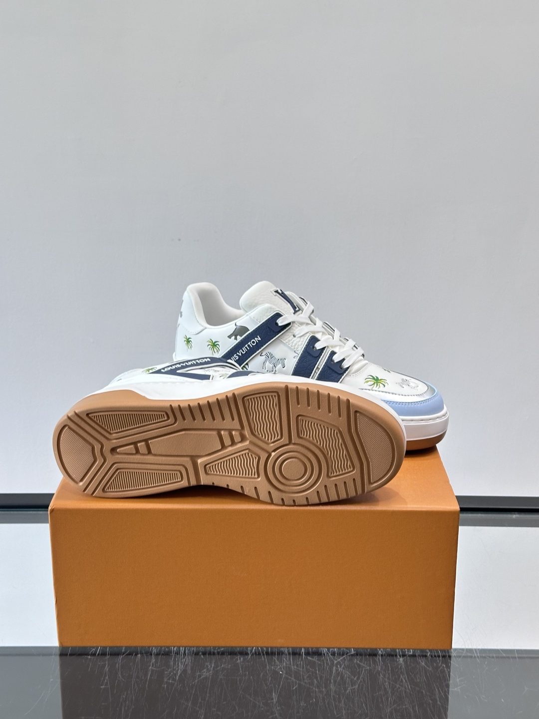 L v奢品🆕男士厚底休闲运动鞋，选用进口小牛皮打造，加衬鞋领和鲜明缝线丰富整体结构。L*V字母与路易标识