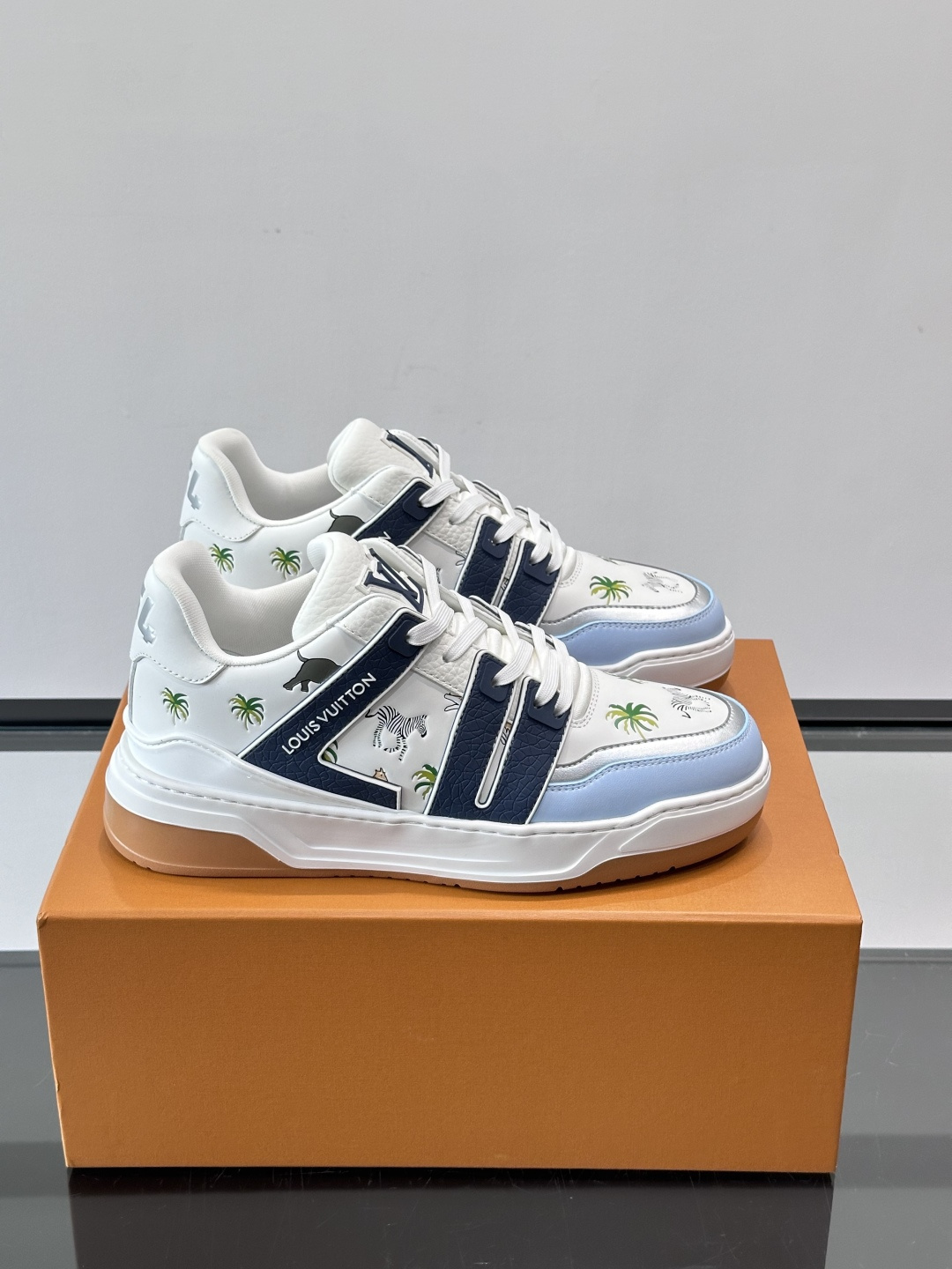 L v奢品🆕男士厚底休闲运动鞋，选用进口小牛皮打造，加衬鞋领和鲜明缝线丰富整体结构。L*V字母与路易标识