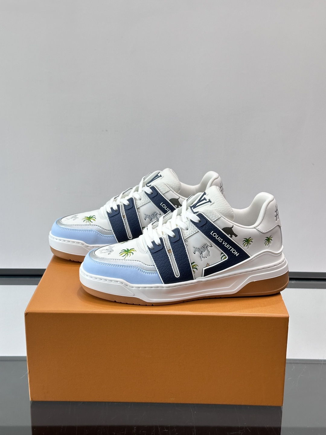 L v奢品🆕男士厚底休闲运动鞋，选用进口小牛皮打造，加衬鞋领和鲜明缝线丰富整体结构。L*V字母与路易标识