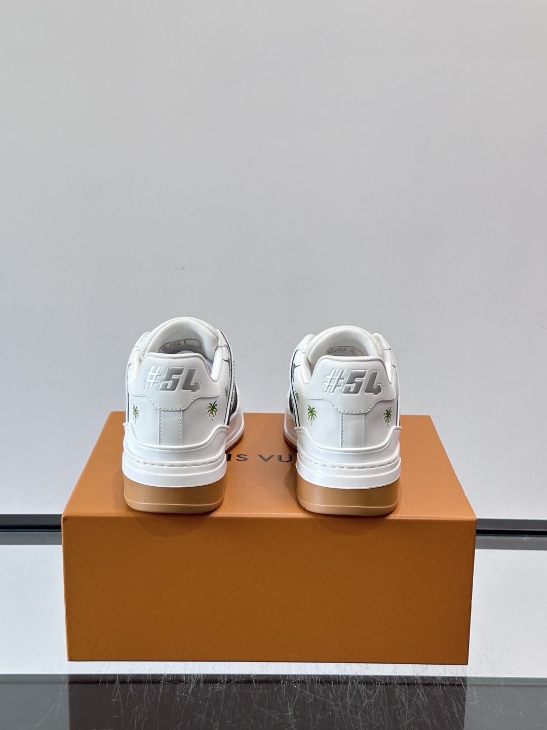 L v奢品🆕男士厚底休闲运动鞋，选用进口小牛皮打造，加衬鞋领和鲜明缝线丰富整体结构。L*V字母与路易标识