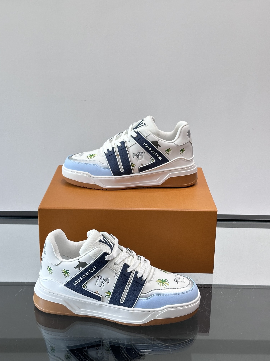 L v奢品🆕男士厚底休闲运动鞋，选用进口小牛皮打造，加衬鞋领和鲜明缝线丰富整体结构。L*V字母与路易标识