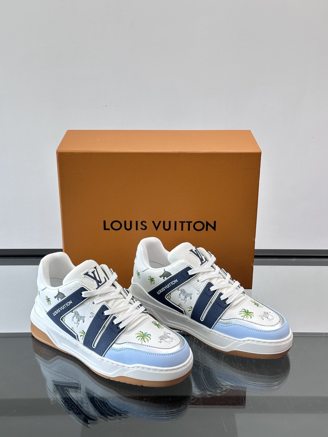 L v奢品🆕男士厚底休闲运动鞋，选用进口小牛皮打造，加衬鞋领和鲜明缝线丰富整体结构。L*V字母与路易标识