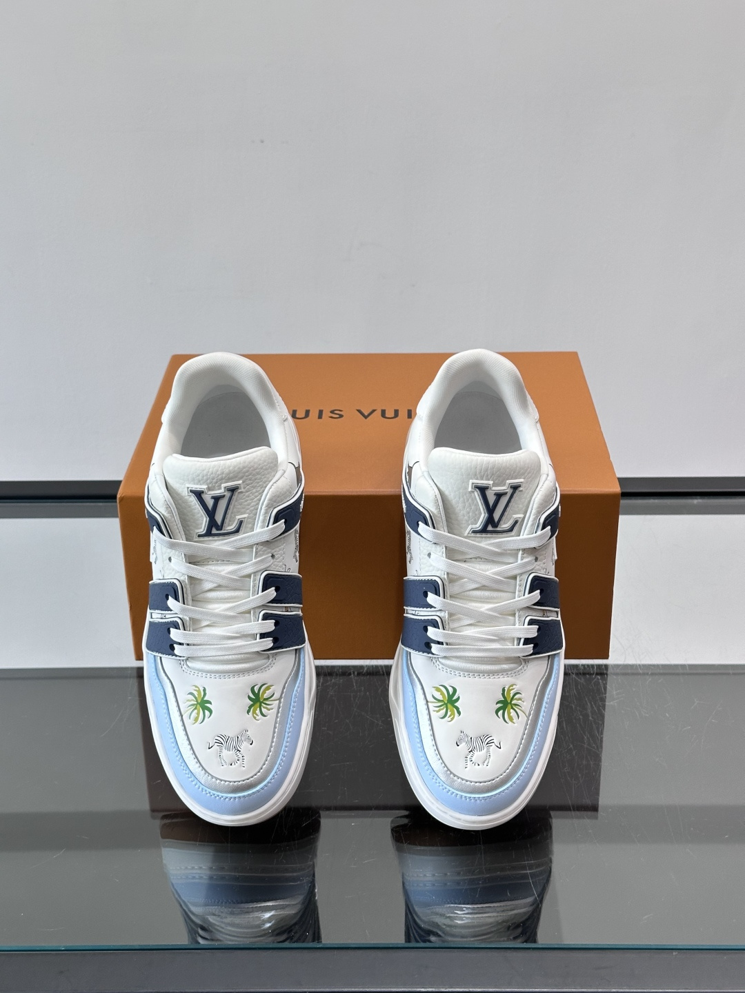 L v奢品🆕男士厚底休闲运动鞋，选用进口小牛皮打造，加衬鞋领和鲜明缝线丰富整体结构。L*V字母与路易标识