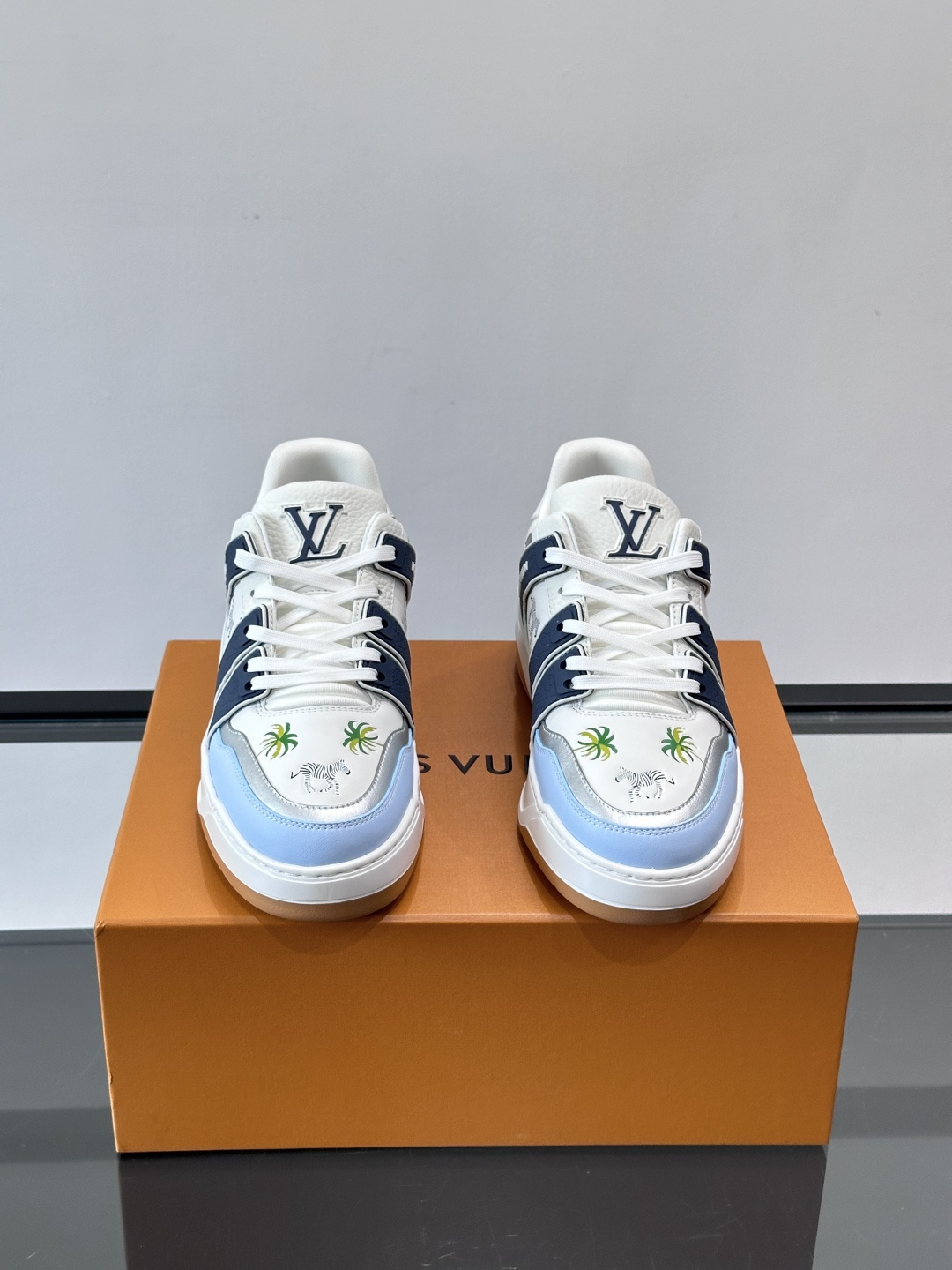 L v奢品🆕男士厚底休闲运动鞋，选用进口小牛皮打造，加衬鞋领和鲜明缝线丰富整体结构。L*V字母与路易标识