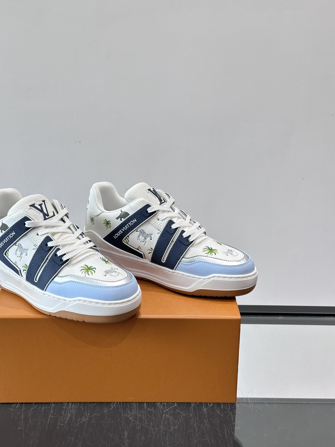 L v奢品🆕男士厚底休闲运动鞋，选用进口小牛皮打造，加衬鞋领和鲜明缝线丰富整体结构。L*V字母与路易标识