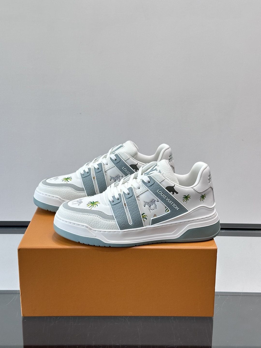 L v奢品🆕男士厚底休闲运动鞋，选用进口小牛皮打造，加衬鞋领和鲜明缝线丰富整体结构。L*V字母与路易标识