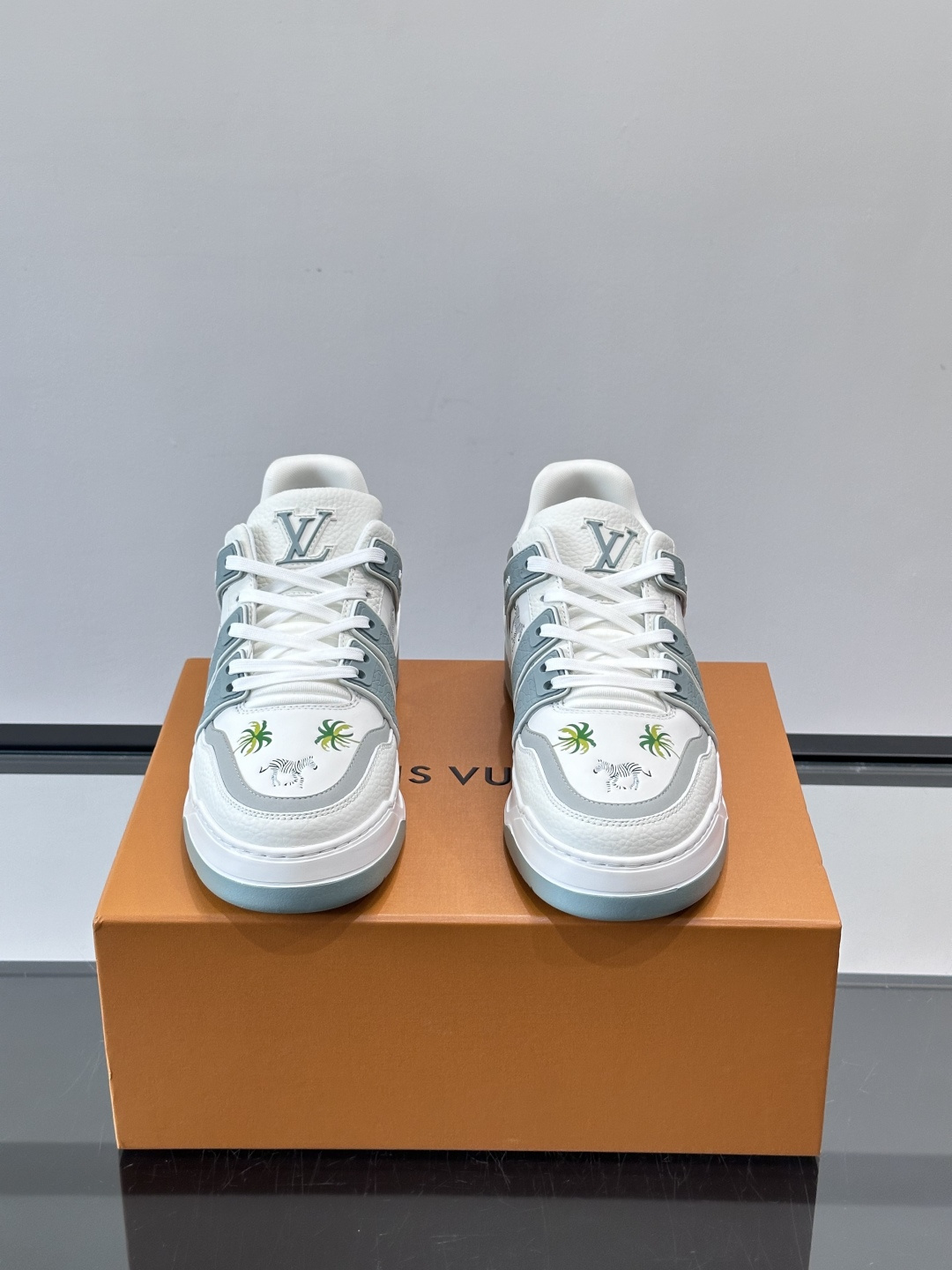 L v奢品🆕男士厚底休闲运动鞋，选用进口小牛皮打造，加衬鞋领和鲜明缝线丰富整体结构。L*V字母与路易标识