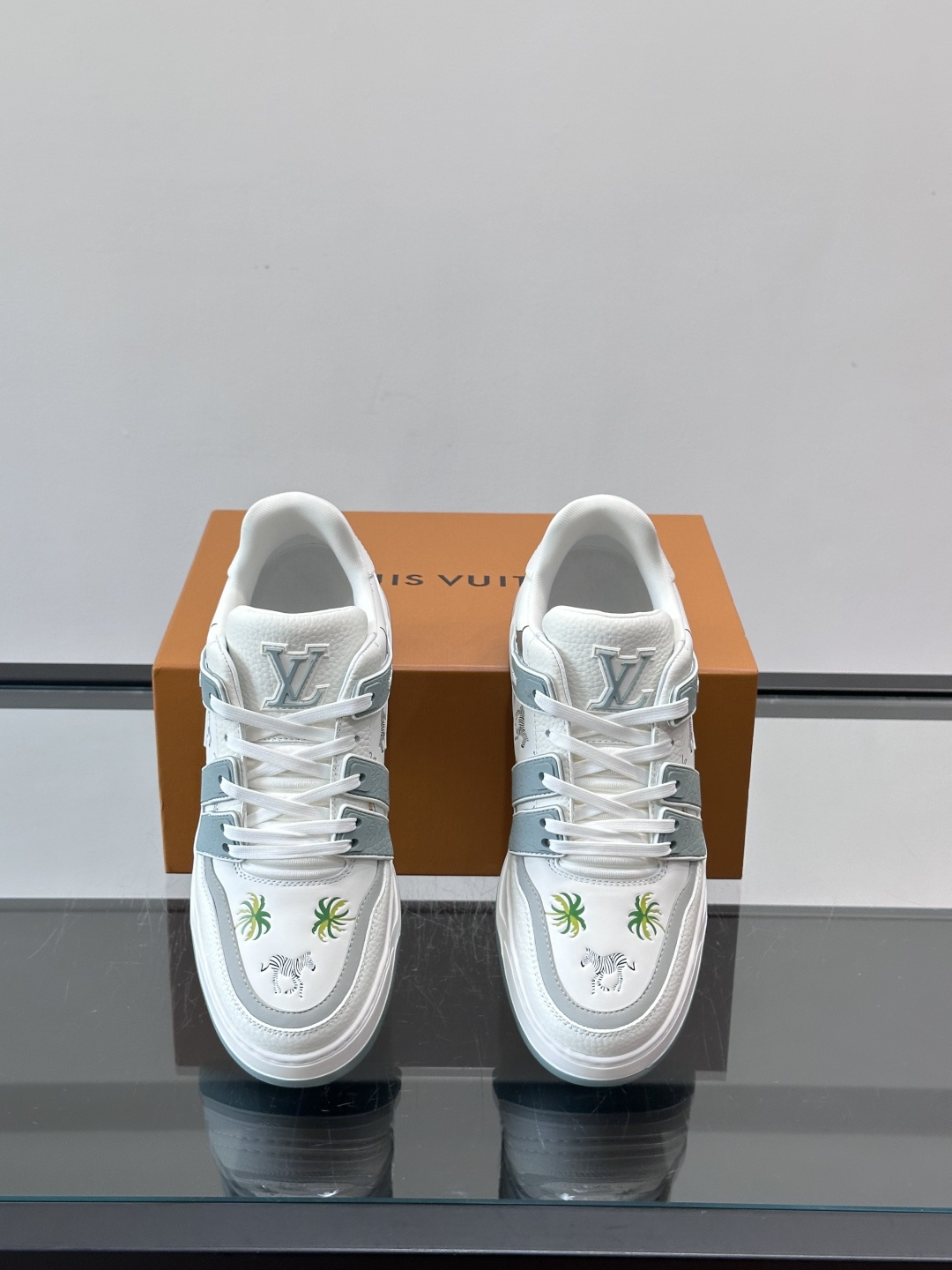 L v奢品🆕男士厚底休闲运动鞋，选用进口小牛皮打造，加衬鞋领和鲜明缝线丰富整体结构。L*V字母与路易标识