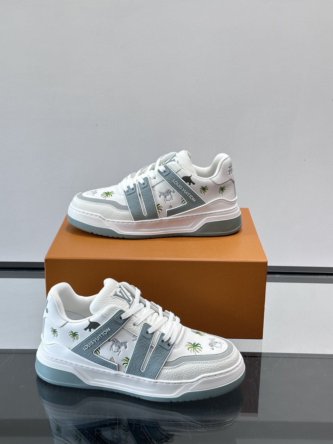 L v奢品🆕男士厚底休闲运动鞋，选用进口小牛皮打造，加衬鞋领和鲜明缝线丰富整体结构。L*V字母与路易标识