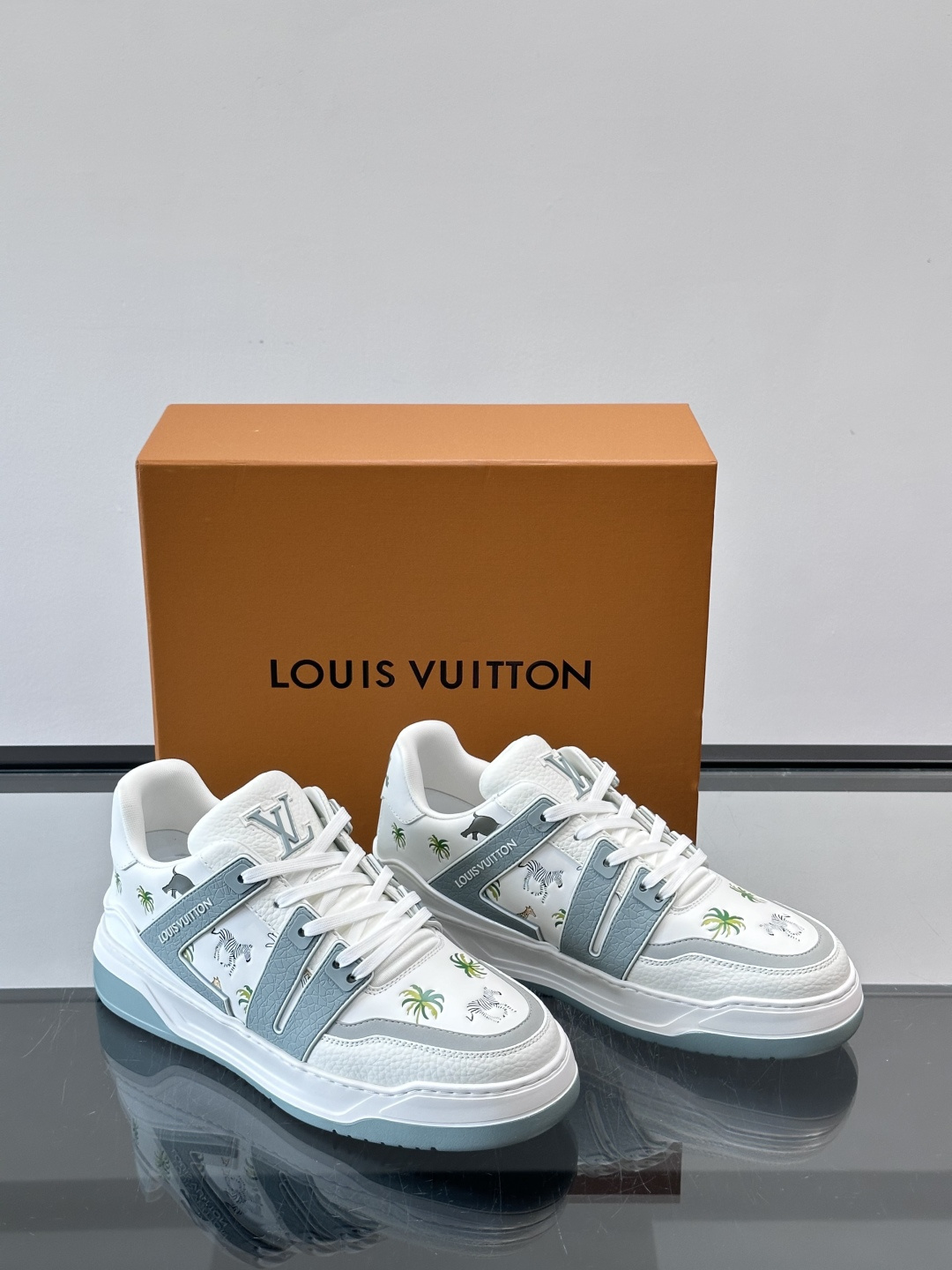 L v奢品🆕男士厚底休闲运动鞋，选用进口小牛皮打造，加衬鞋领和鲜明缝线丰富整体结构。L*V字母与路易标识